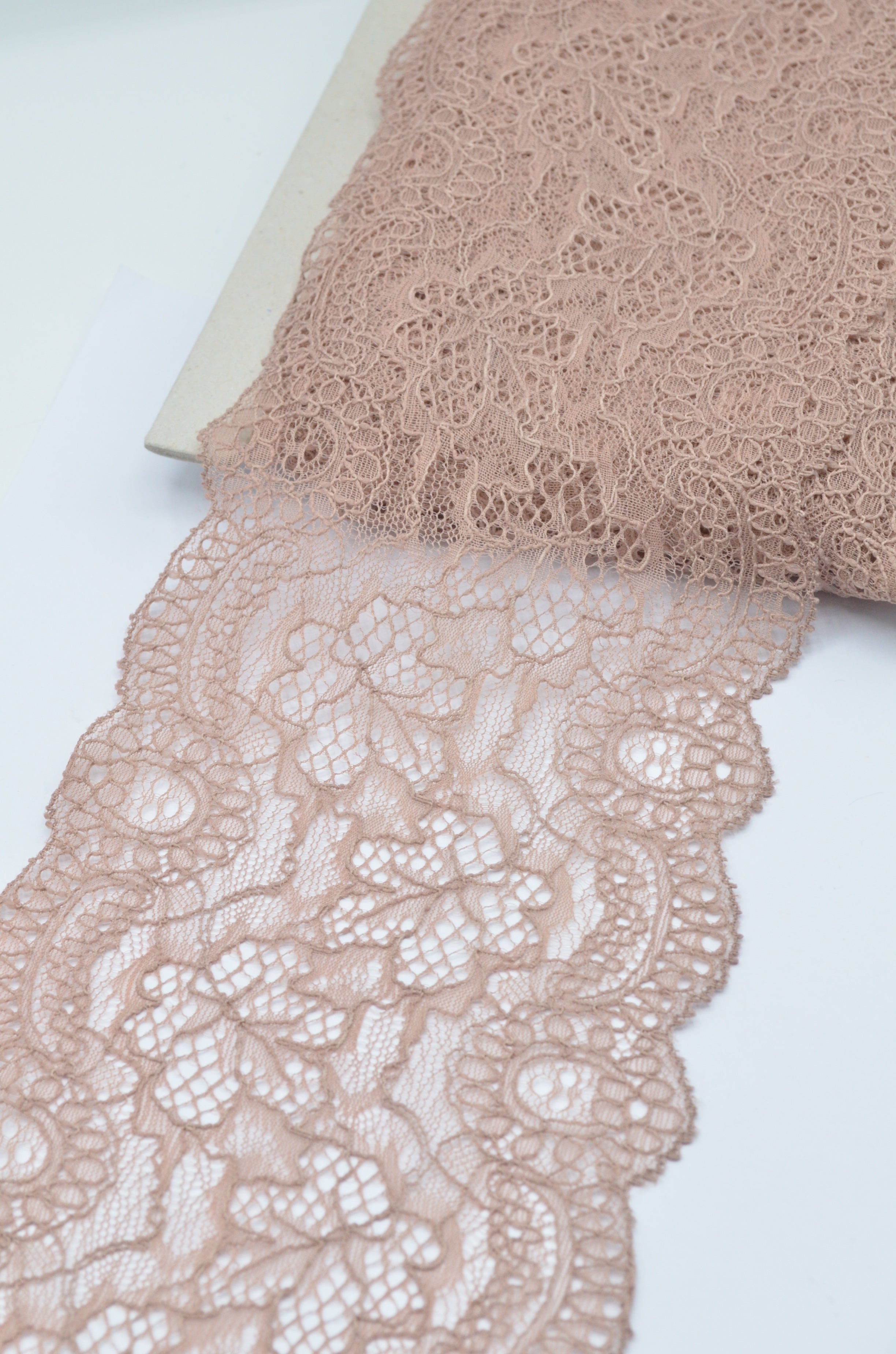 Dantela Chantilly 13cm, Bej Roze