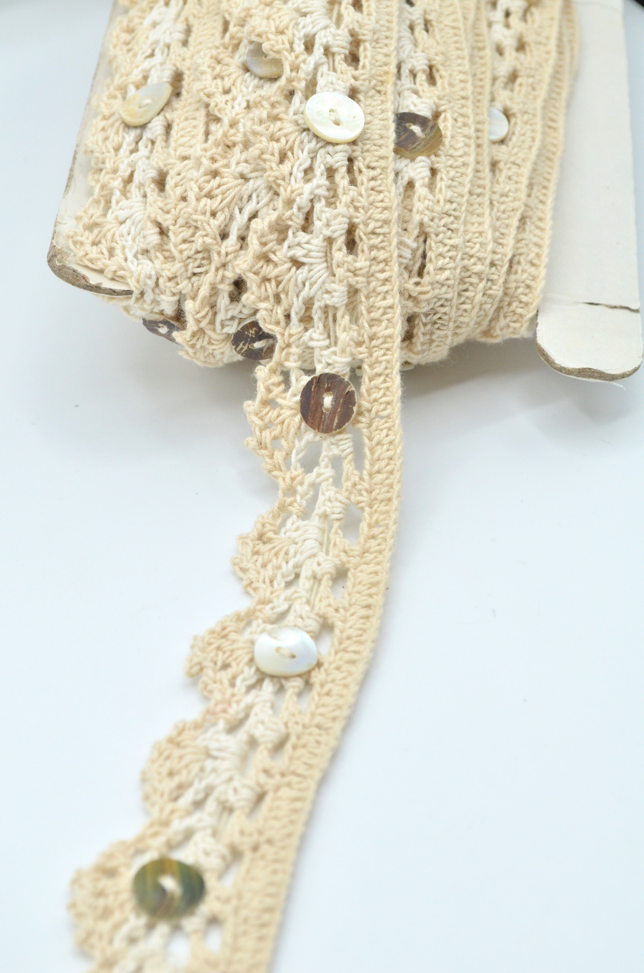 Dantela De  Bumbac Macrame Cu Nasturi Din Sidef, 30mm, Bej