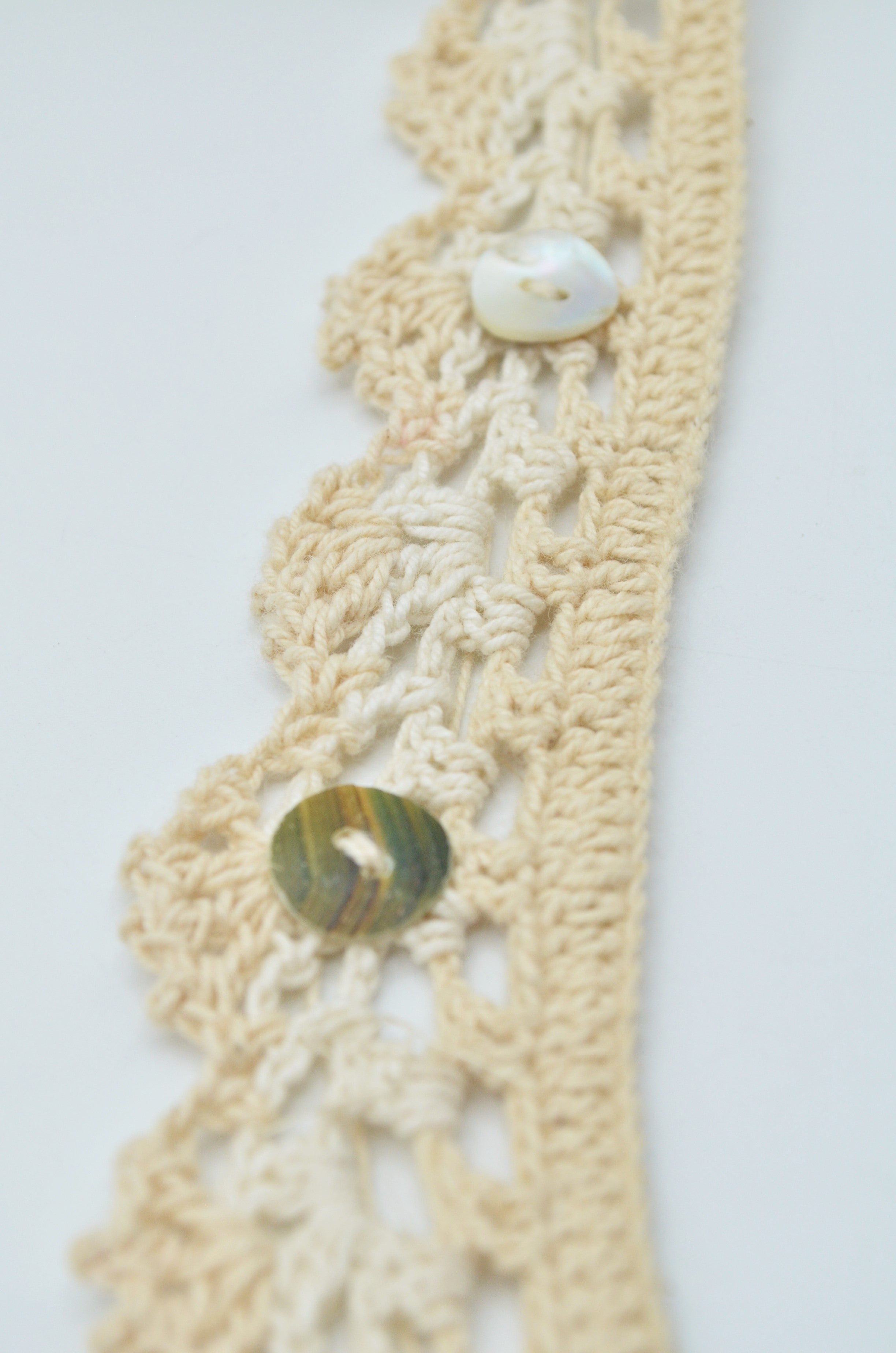 Dantela De  Bumbac Macrame Cu Nasturi Din Sidef, 30mm, Bej