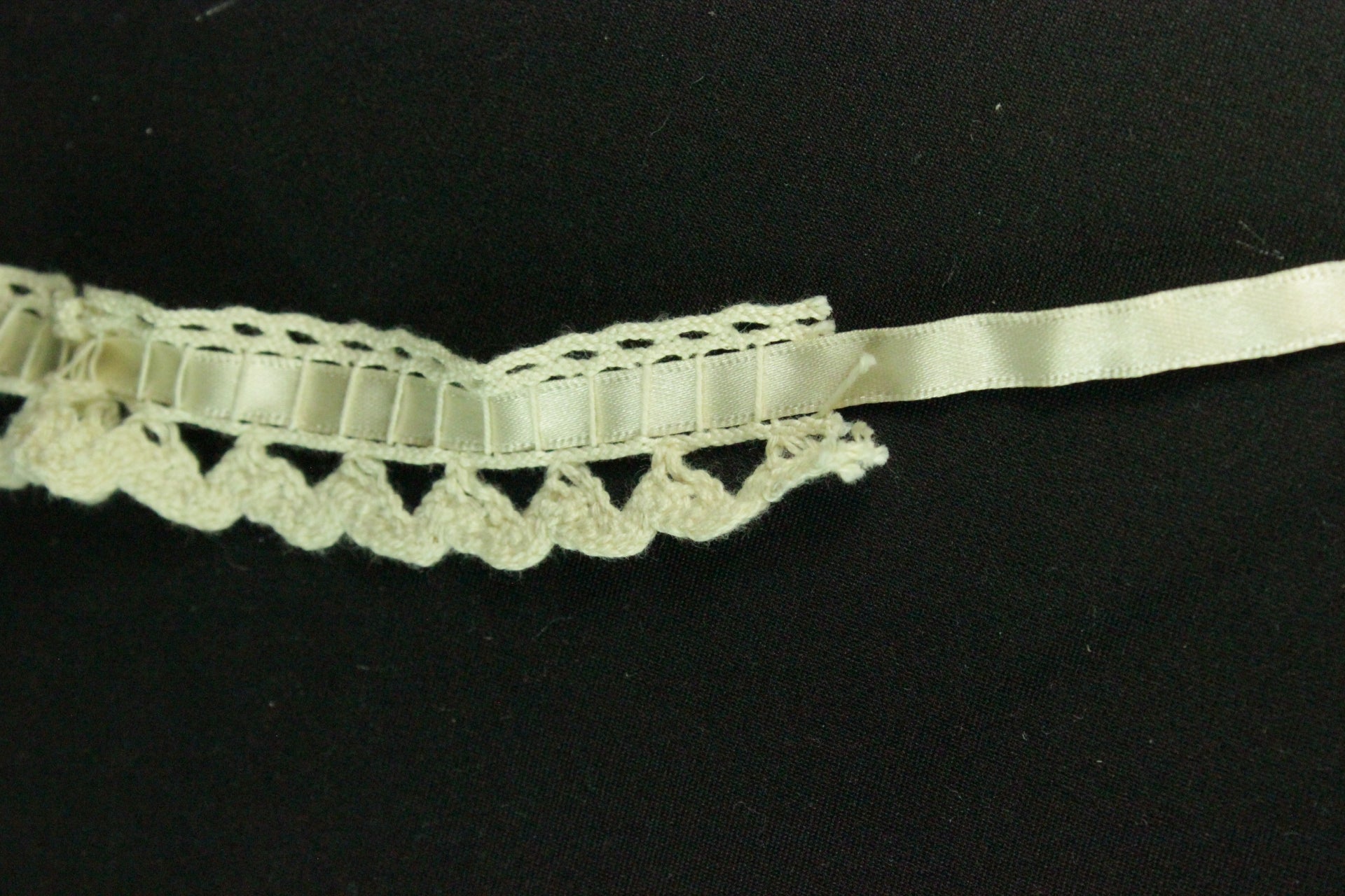 Dantela De Bumbac Cu Panglica Satinata 22mm, Bej