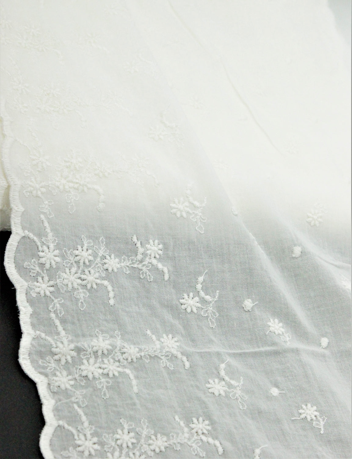 Dantela Din Batist De Bumbac Brodat, 27cm, Ivoire