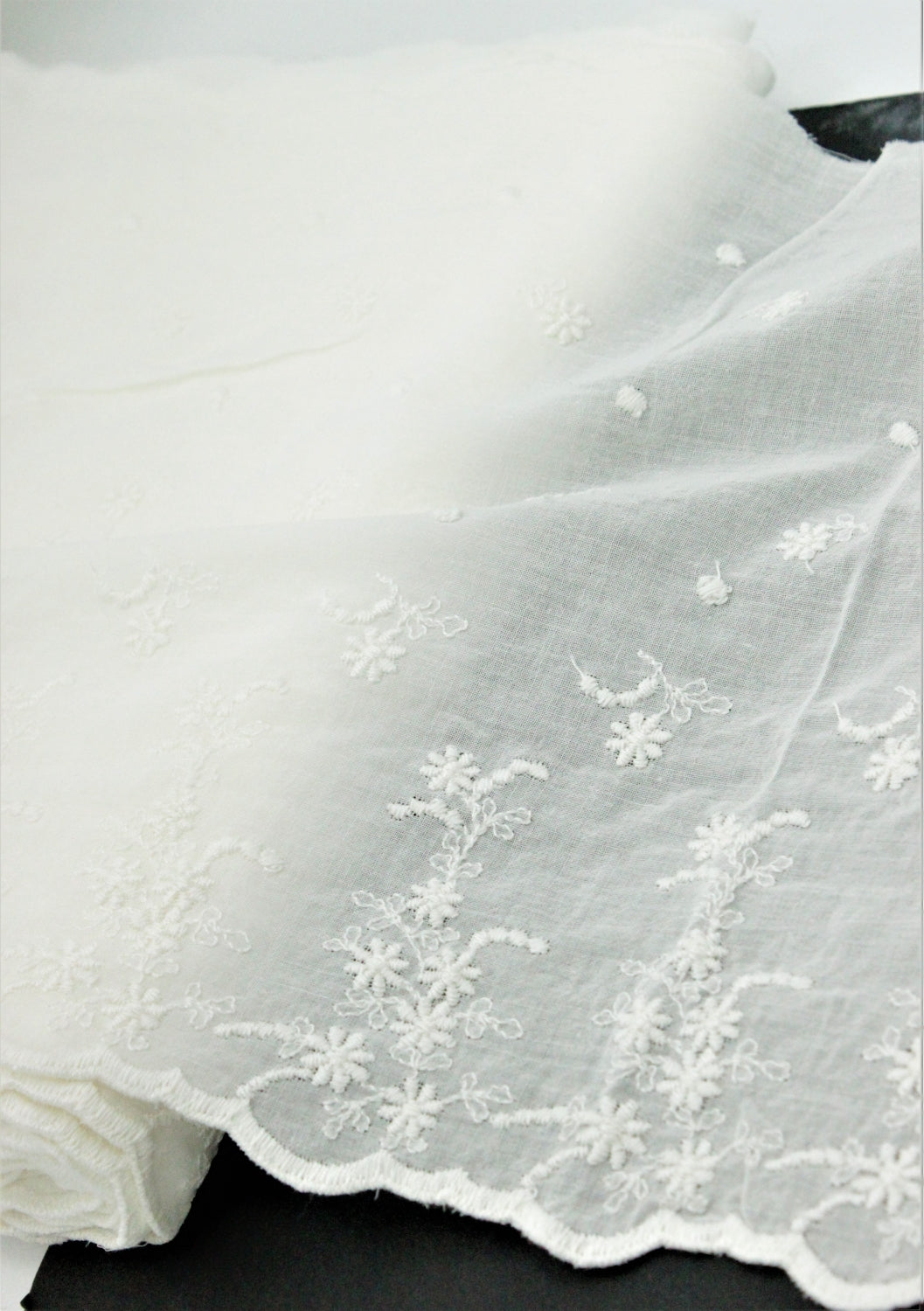 Dantela Din Batist De Bumbac Brodat, 27cm, Ivoire