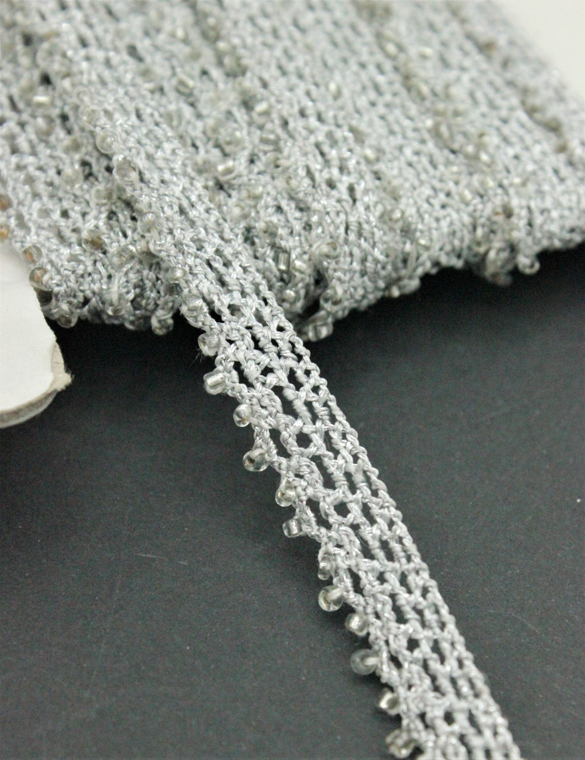 Dantela Macrame De Bumbac Gri Cu Fir Lurex Argintiu Si Margele