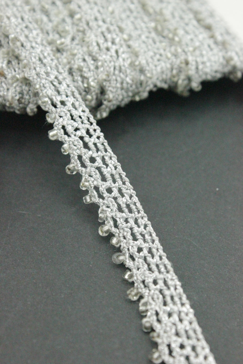 Dantela Macrame De Bumbac Gri Cu Fir Lurex Argintiu Si Margele