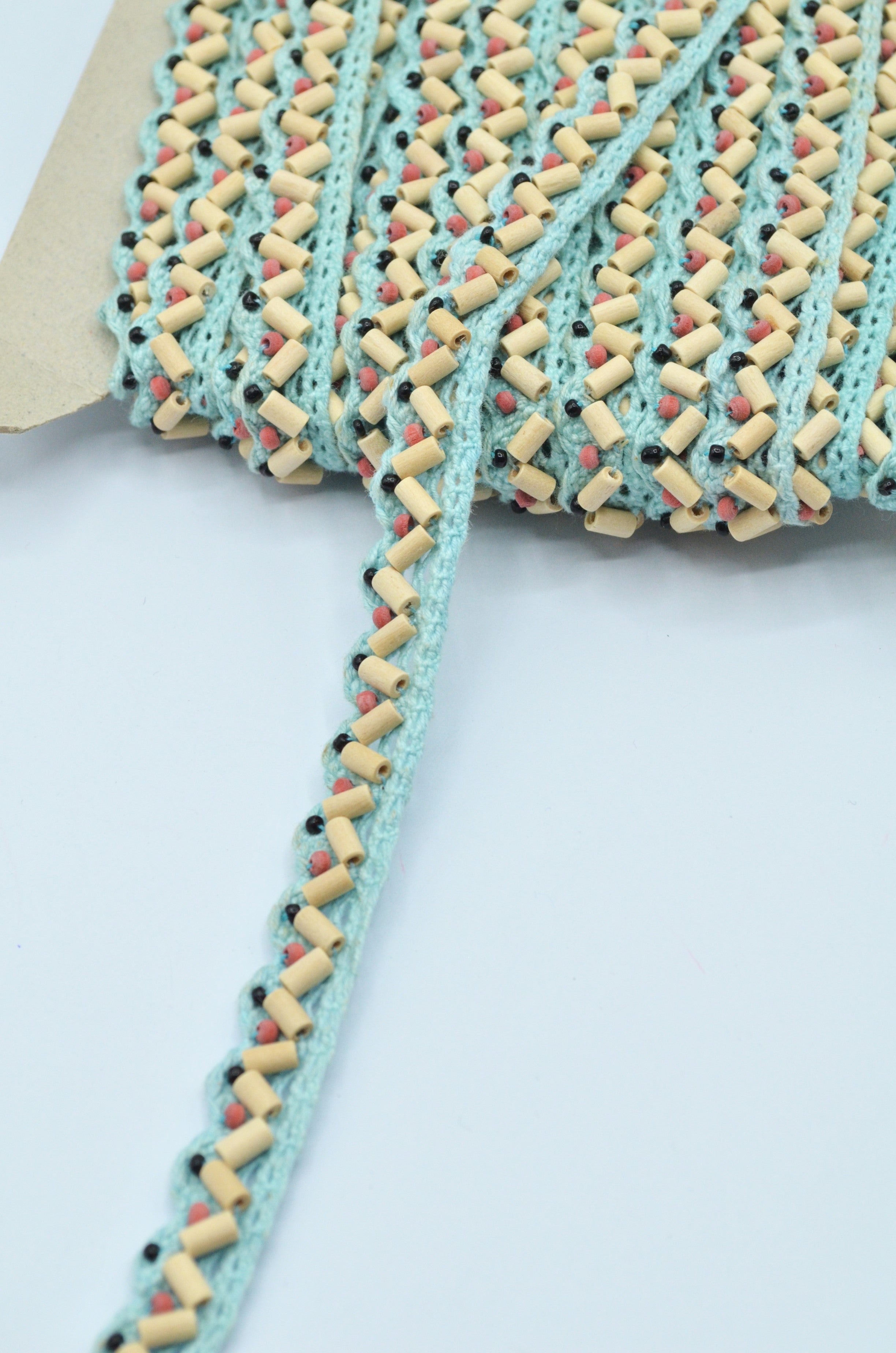 Dantela De Bumbac Cu Margele De Lemn. 12mm