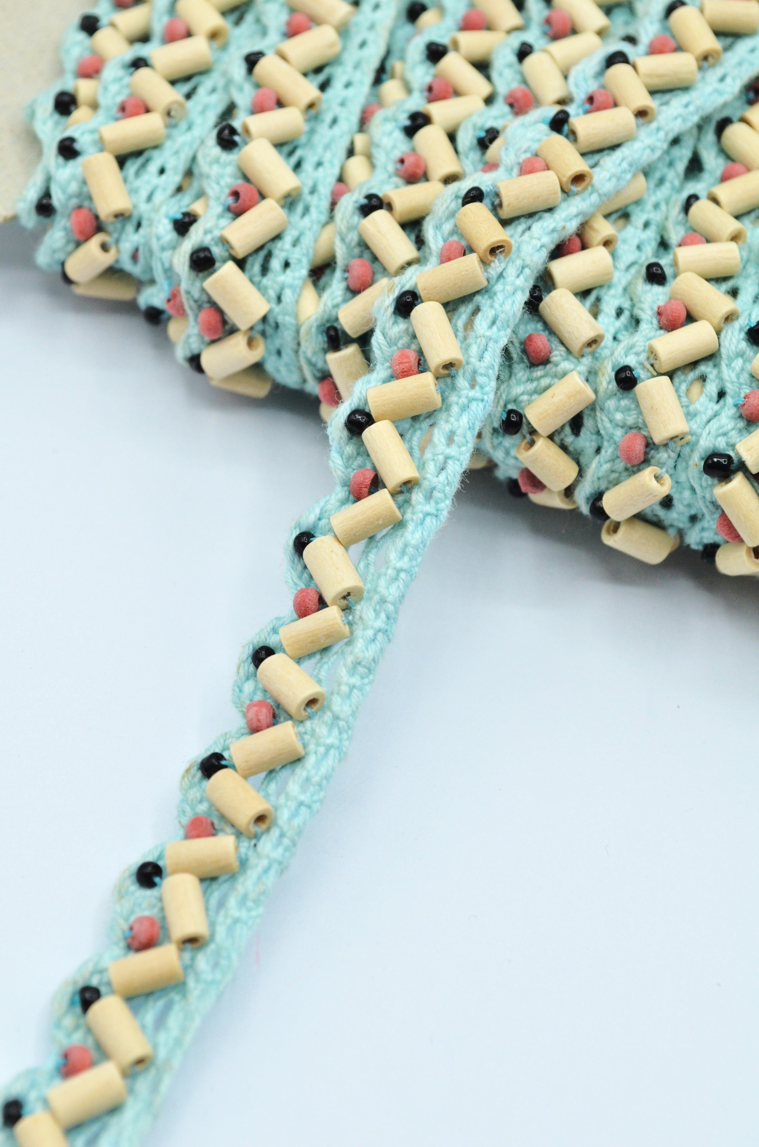 Dantela De Bumbac Cu Margele De Lemn. 12mm