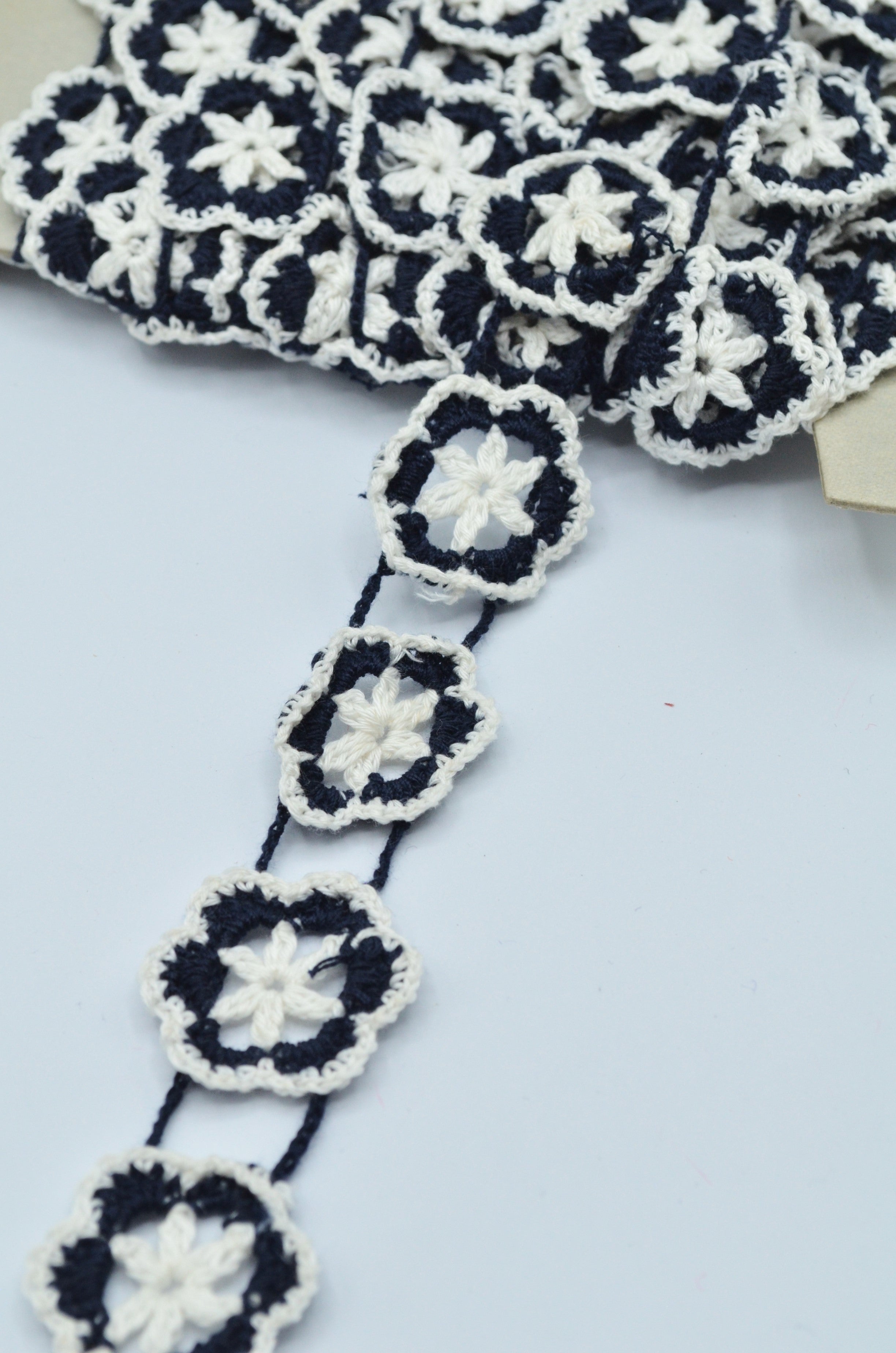 Dantela De Bumbac Macrame Bleumarin Cu Alb, 32mm