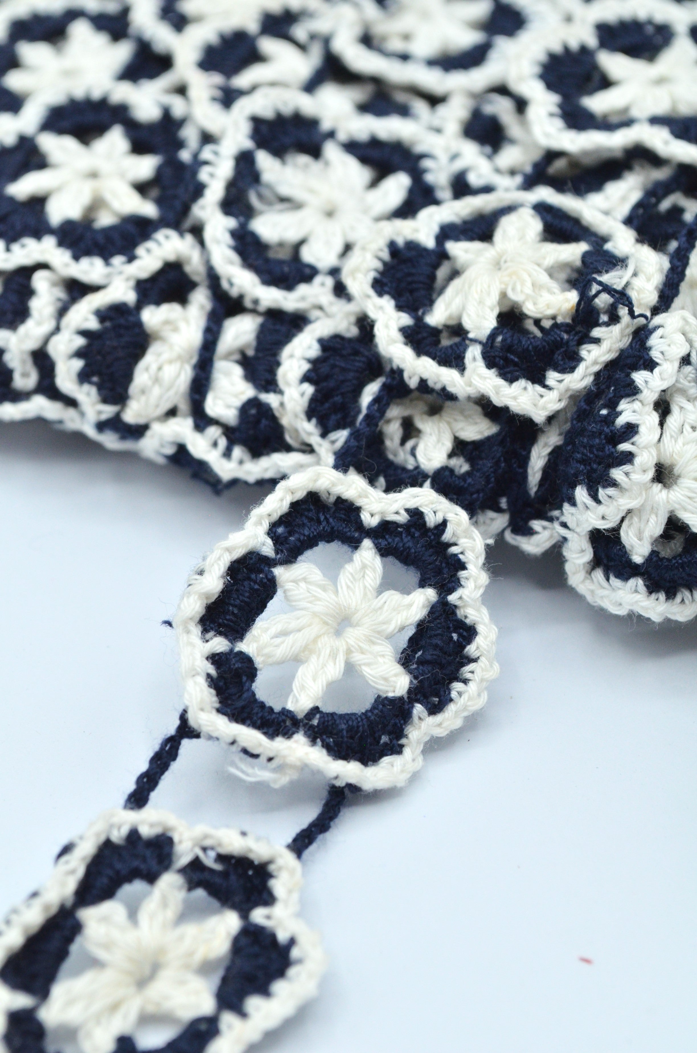 Dantela De Bumbac Macrame Bleumarin Cu Alb, 32mm