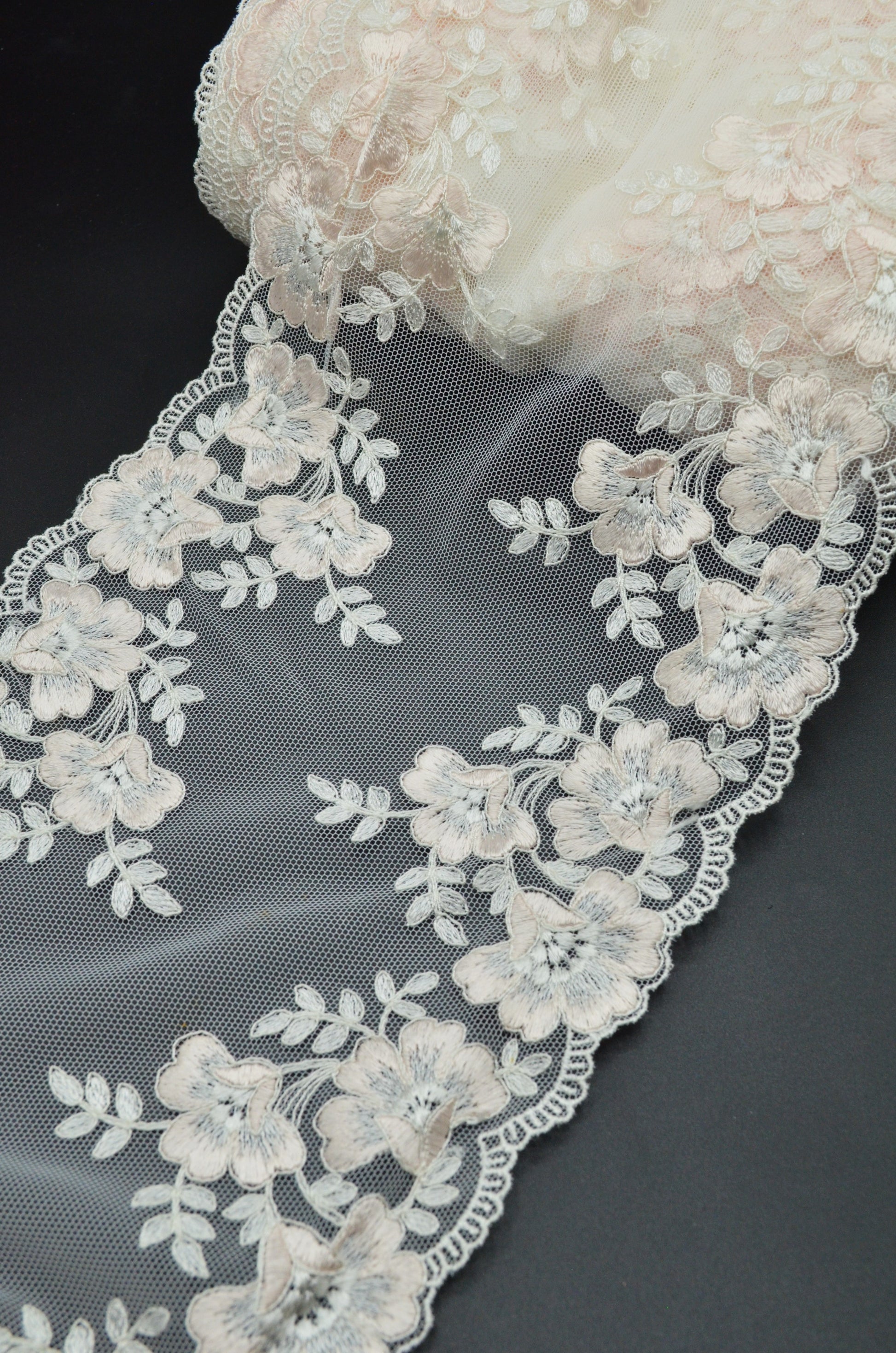 Dantela Ivoire Cu Roz Pastel, 18cm