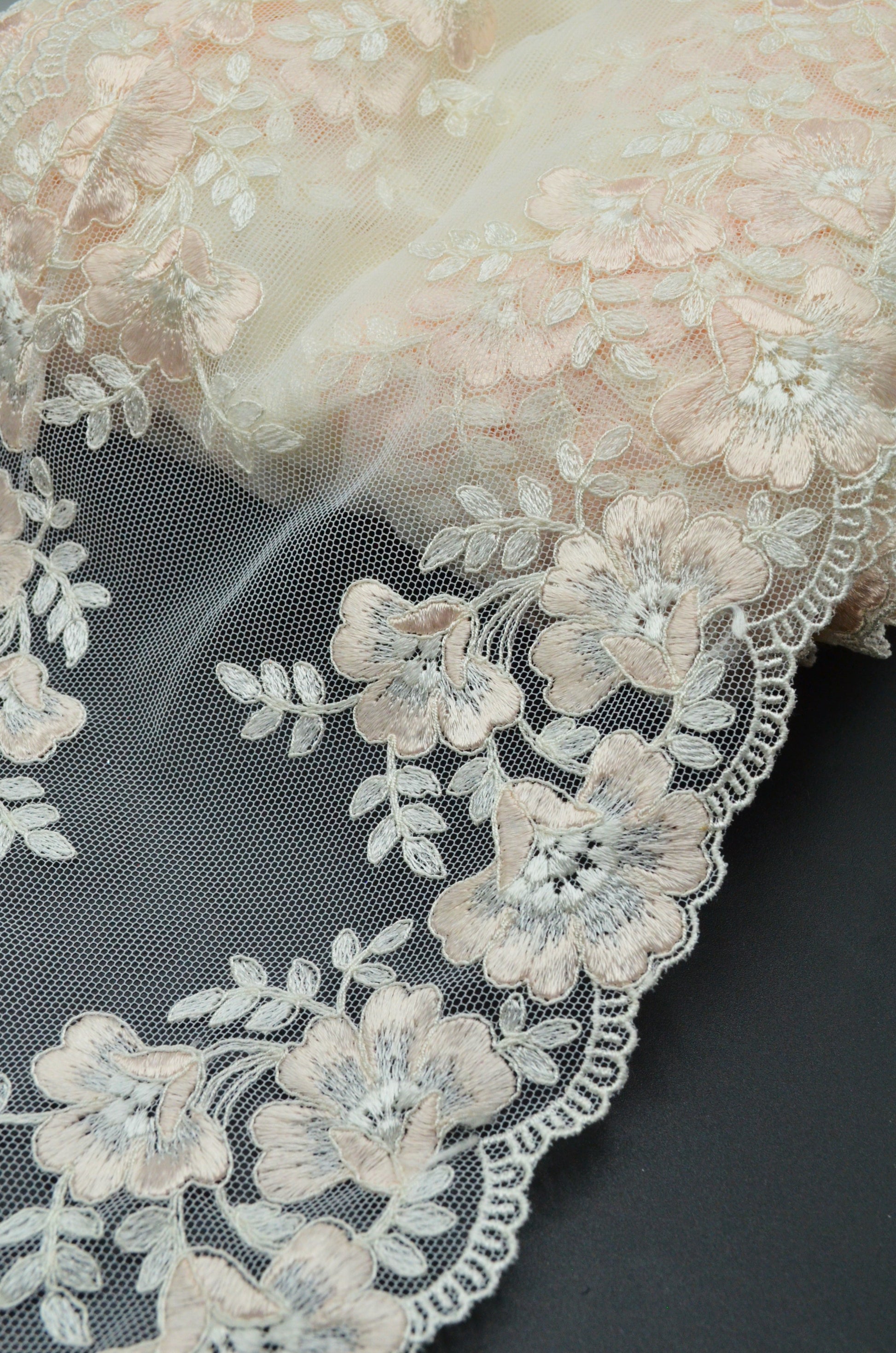 Dantela Ivoire Cu Roz Pastel, 18cm