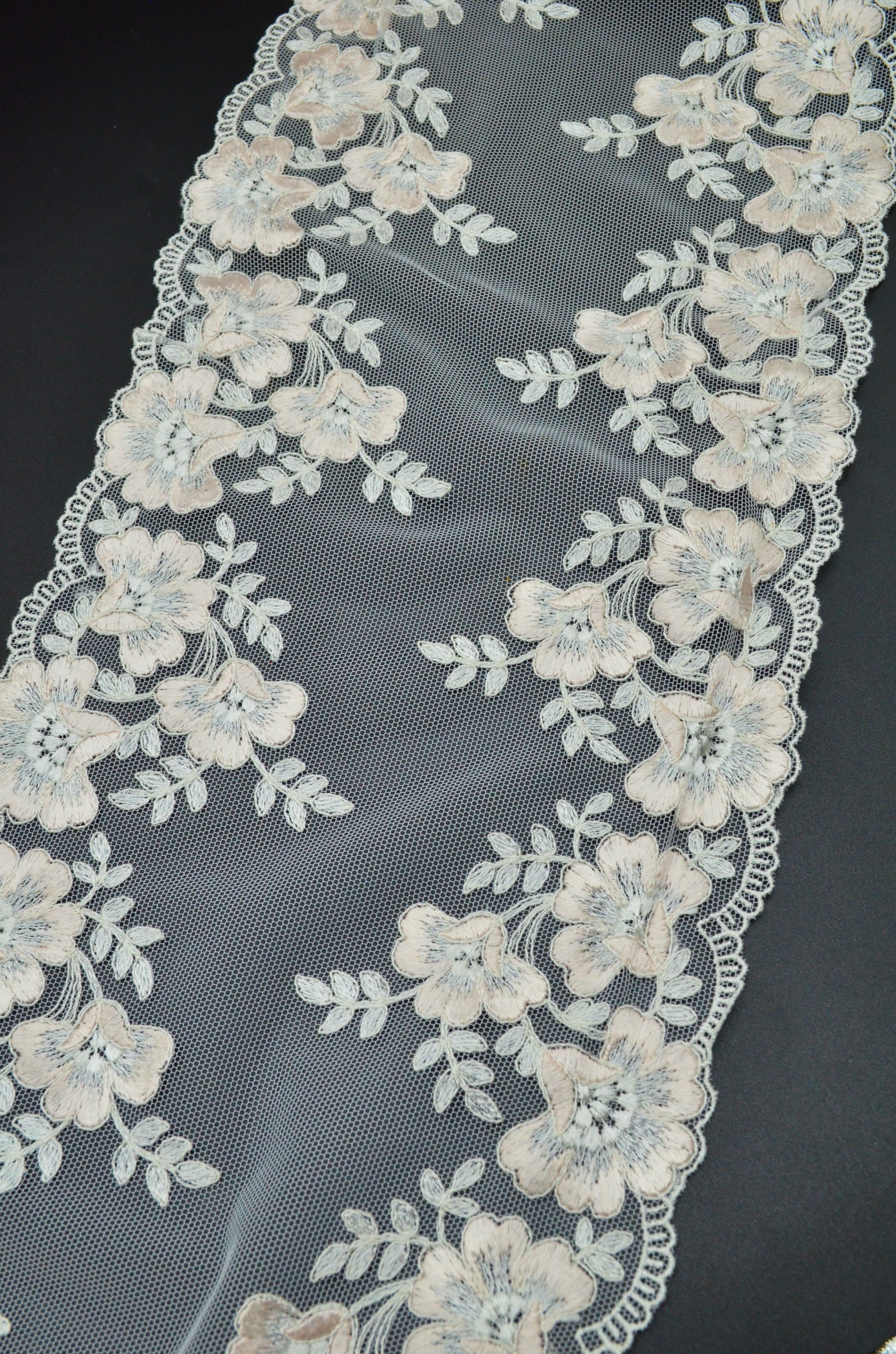 Dantela Ivoire Cu Roz Pastel, 18cm