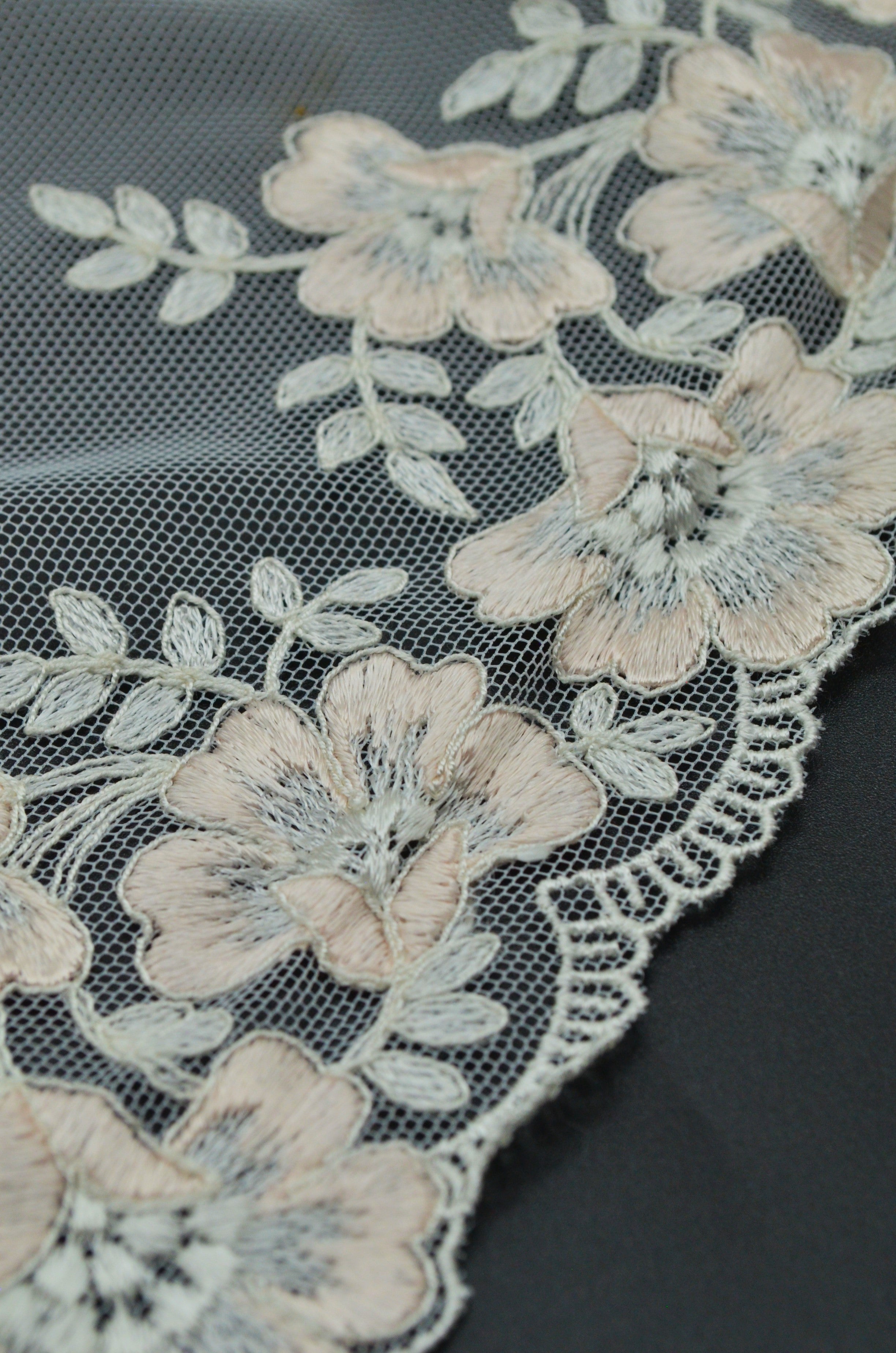 Dantela Ivoire Cu Roz Pastel, 18cm