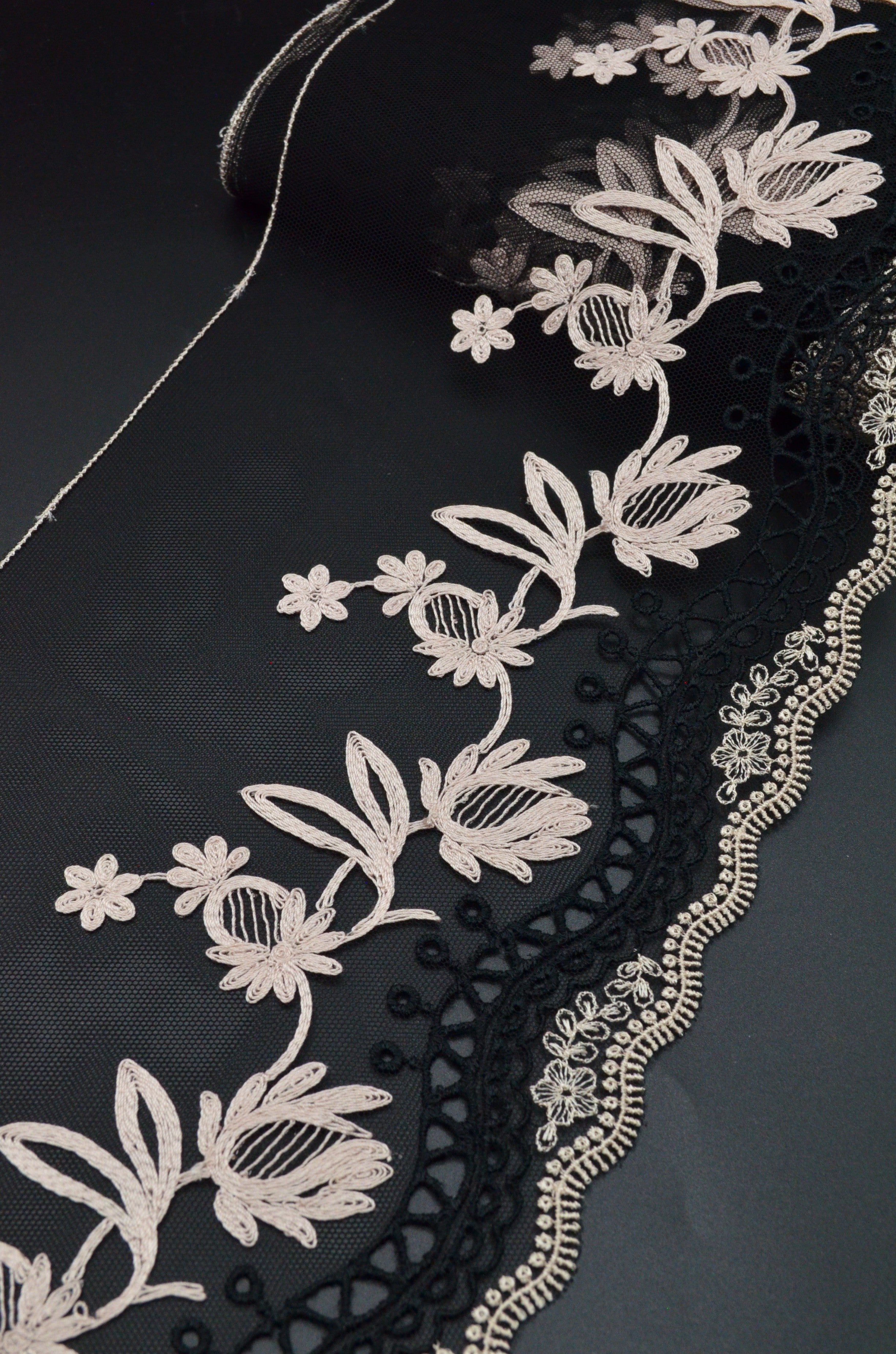 Tull Brodat 18cm, Negru Si Roz Pastel