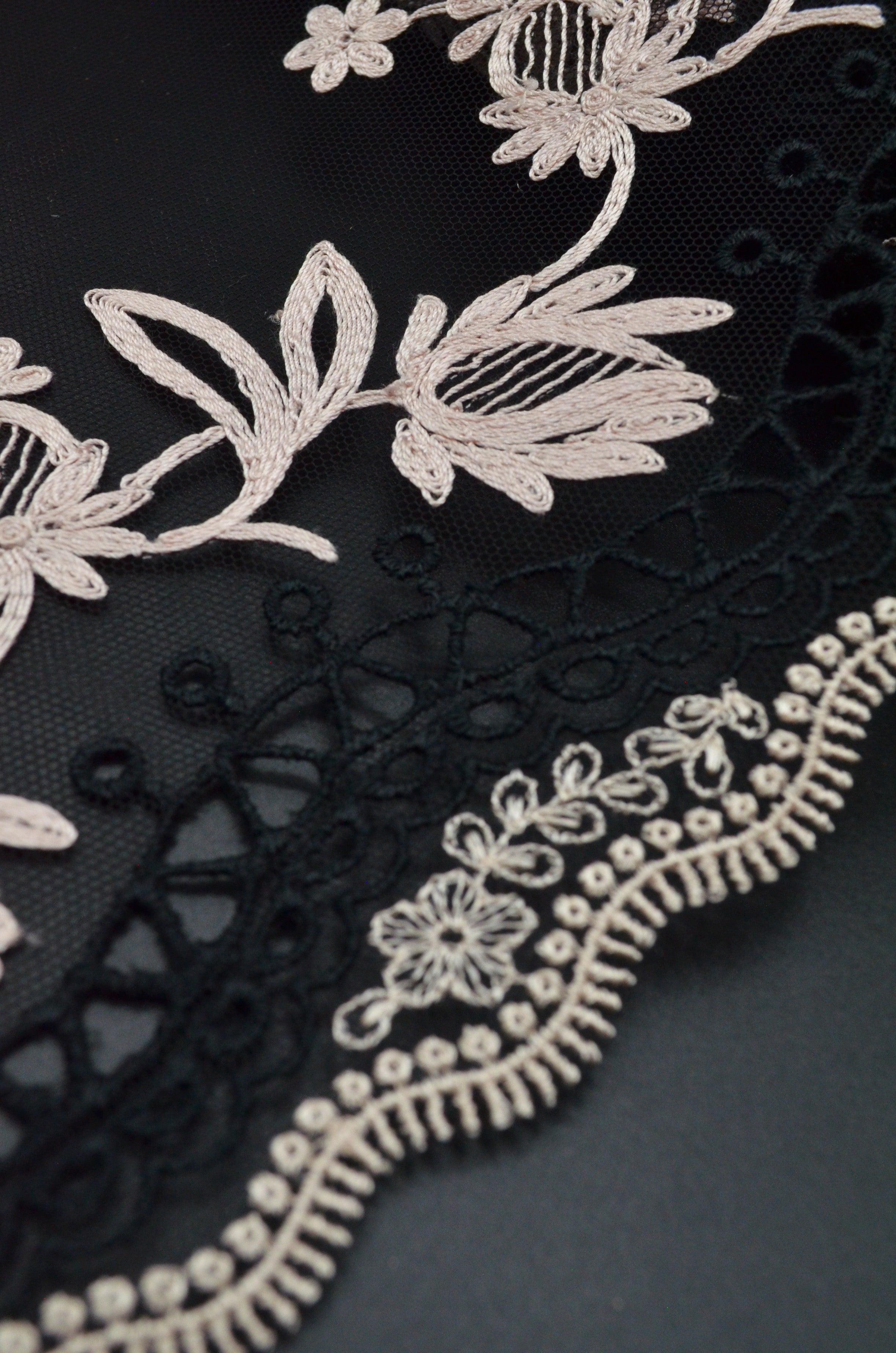 Tull Brodat 18cm, Negru Si Roz Pastel