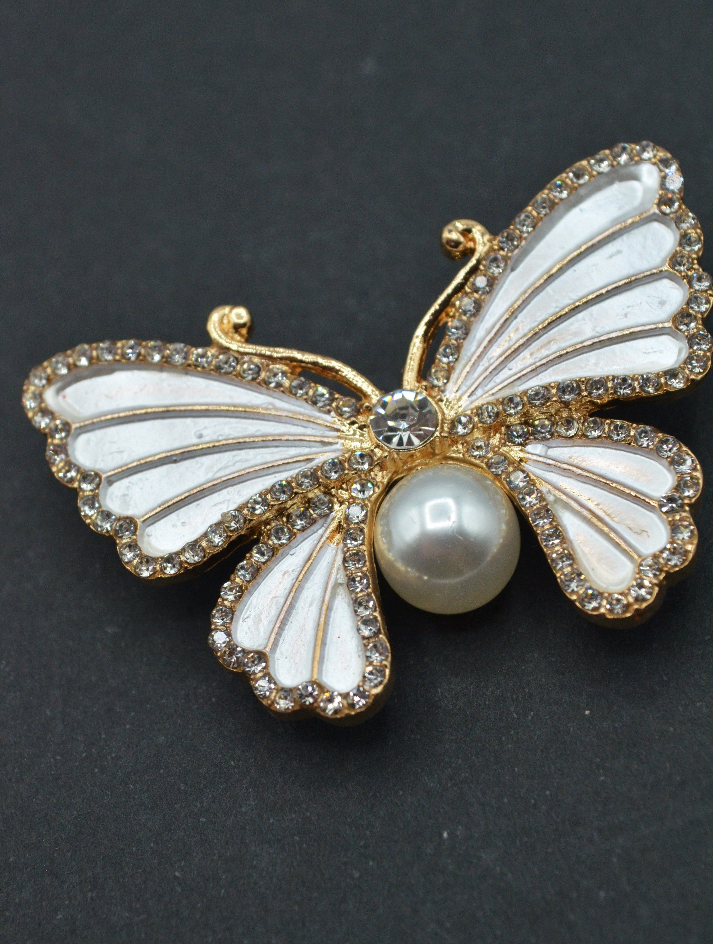 Brosa Fluture Cu Pietre Si Perle 3.50x5cm