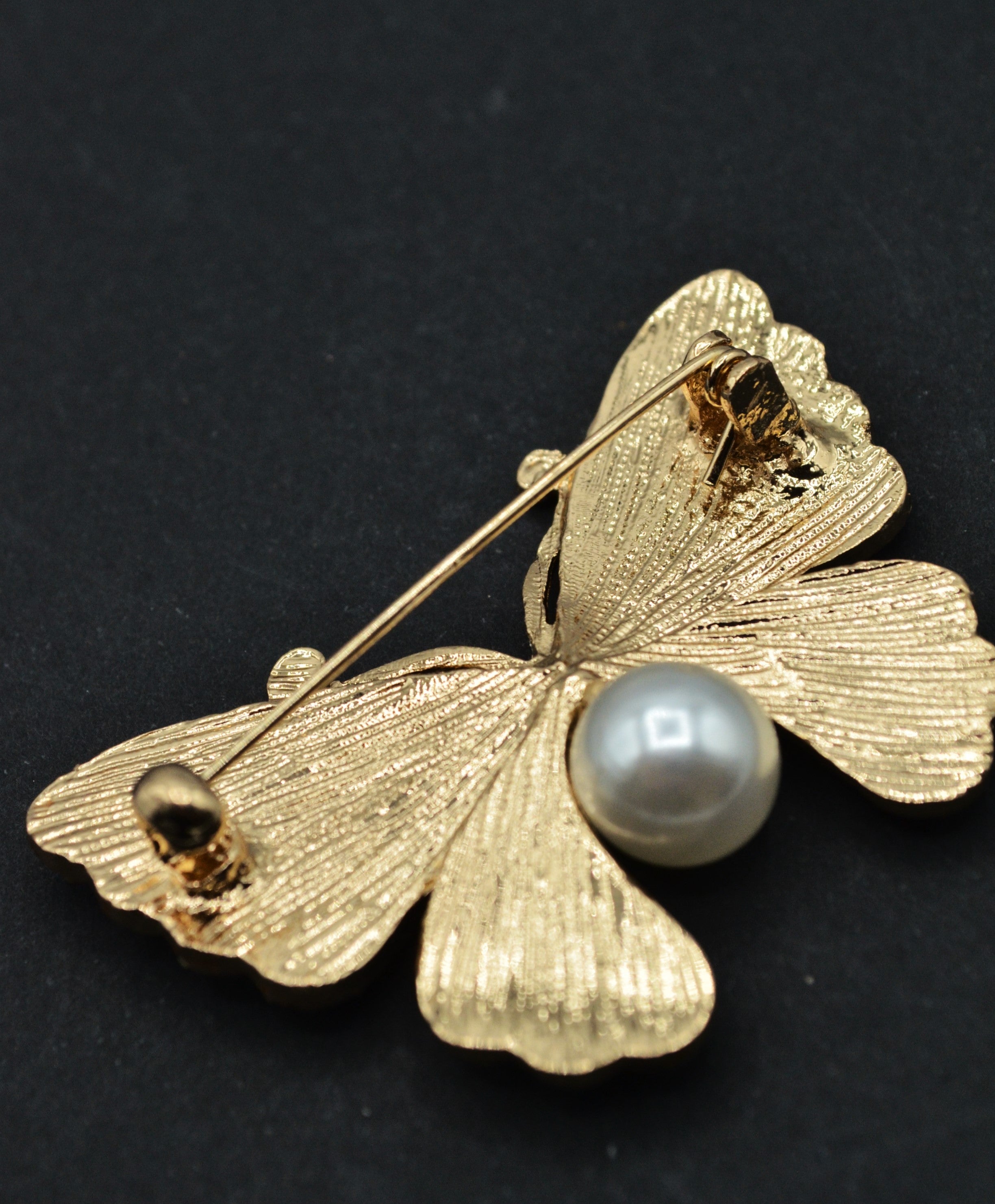 Brosa Fluture Cu Pietre Si Perle 3.50x5cm