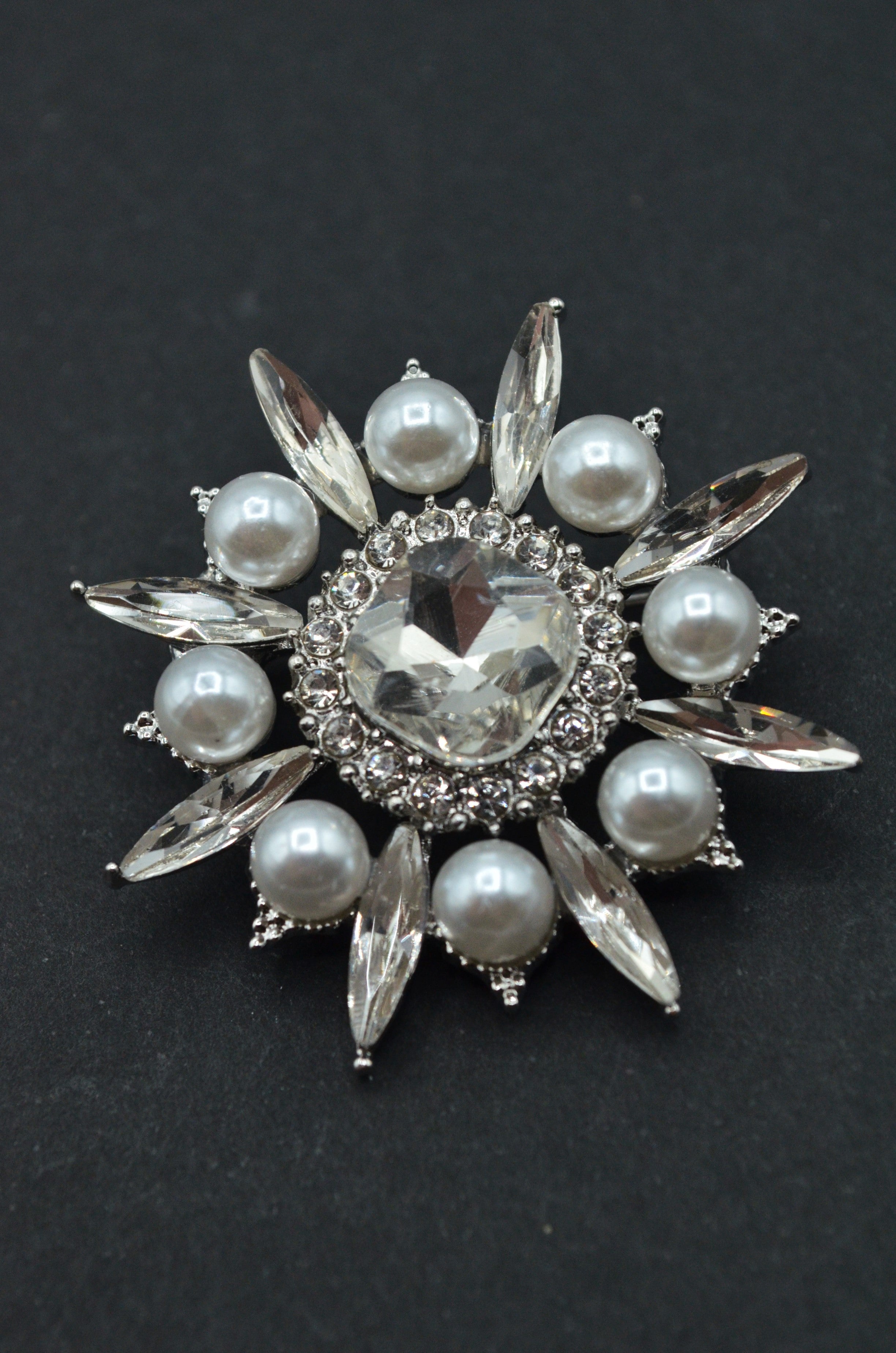 Brosa Pietre Si Perle 4cm