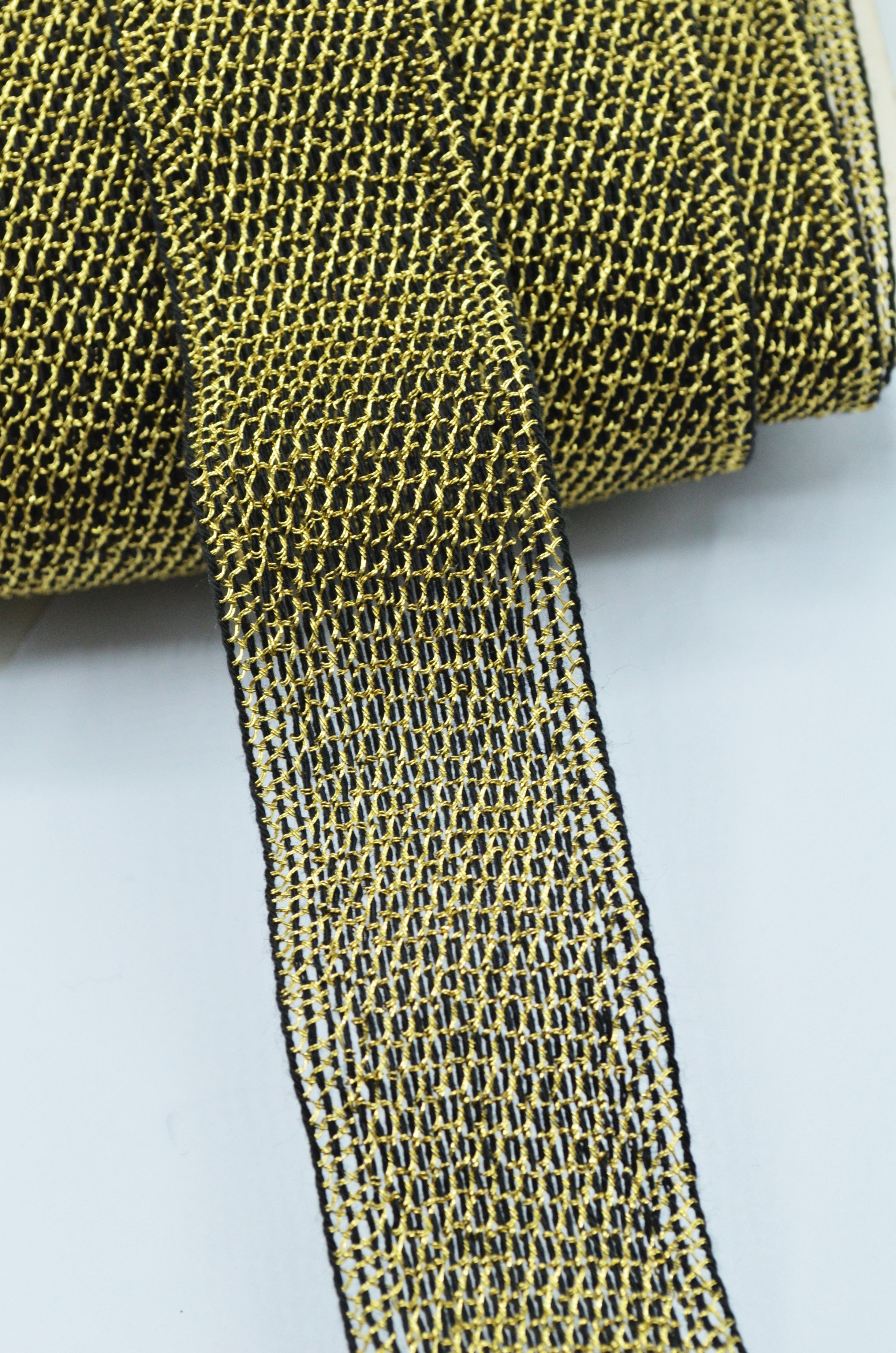 Pasmanterie Plasa Negru Cu Auriu 5cm