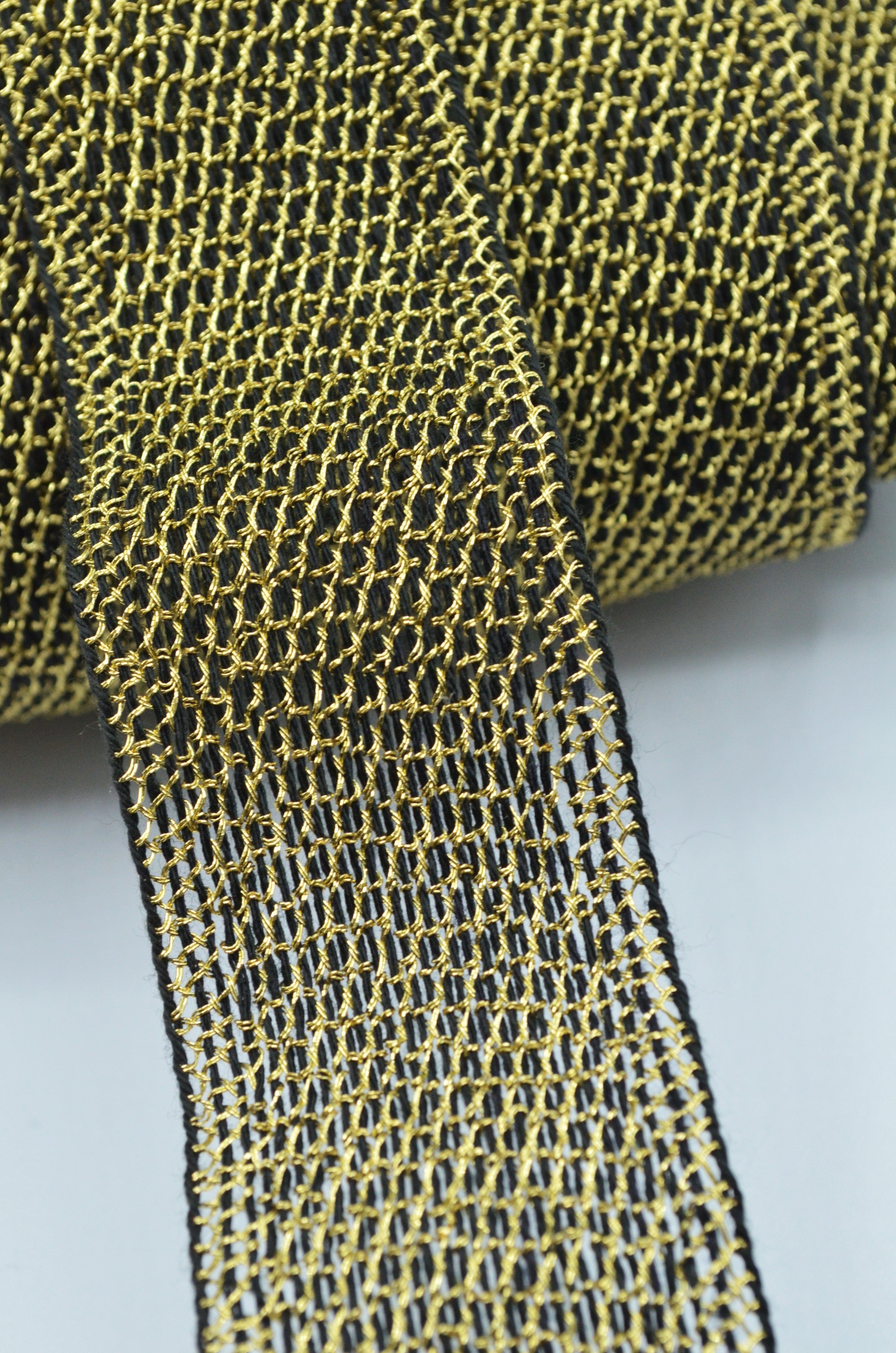 Pasmanterie Plasa Negru Cu Auriu 5cm