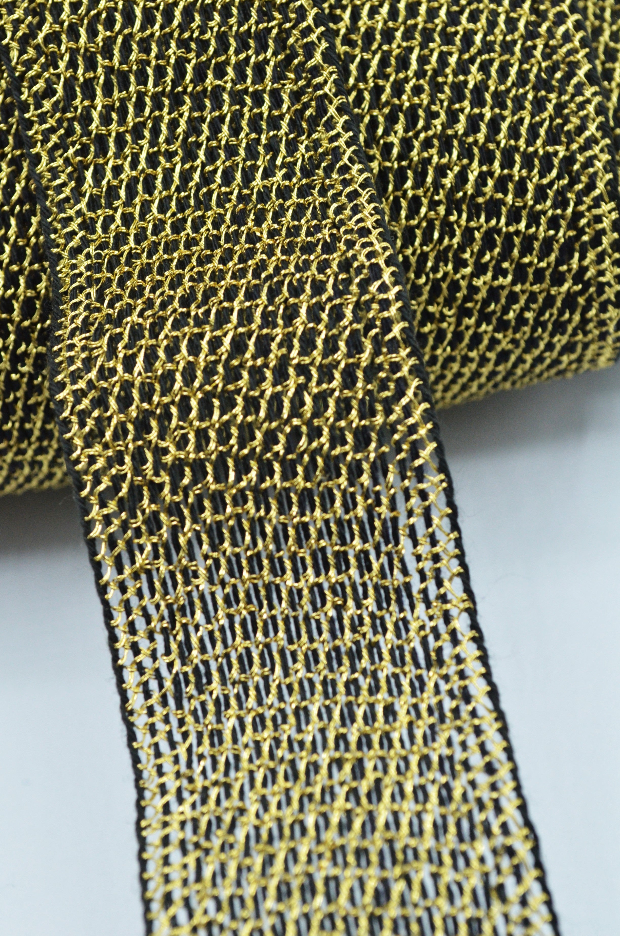 Pasmanterie Plasa Negru Cu Auriu 5cm