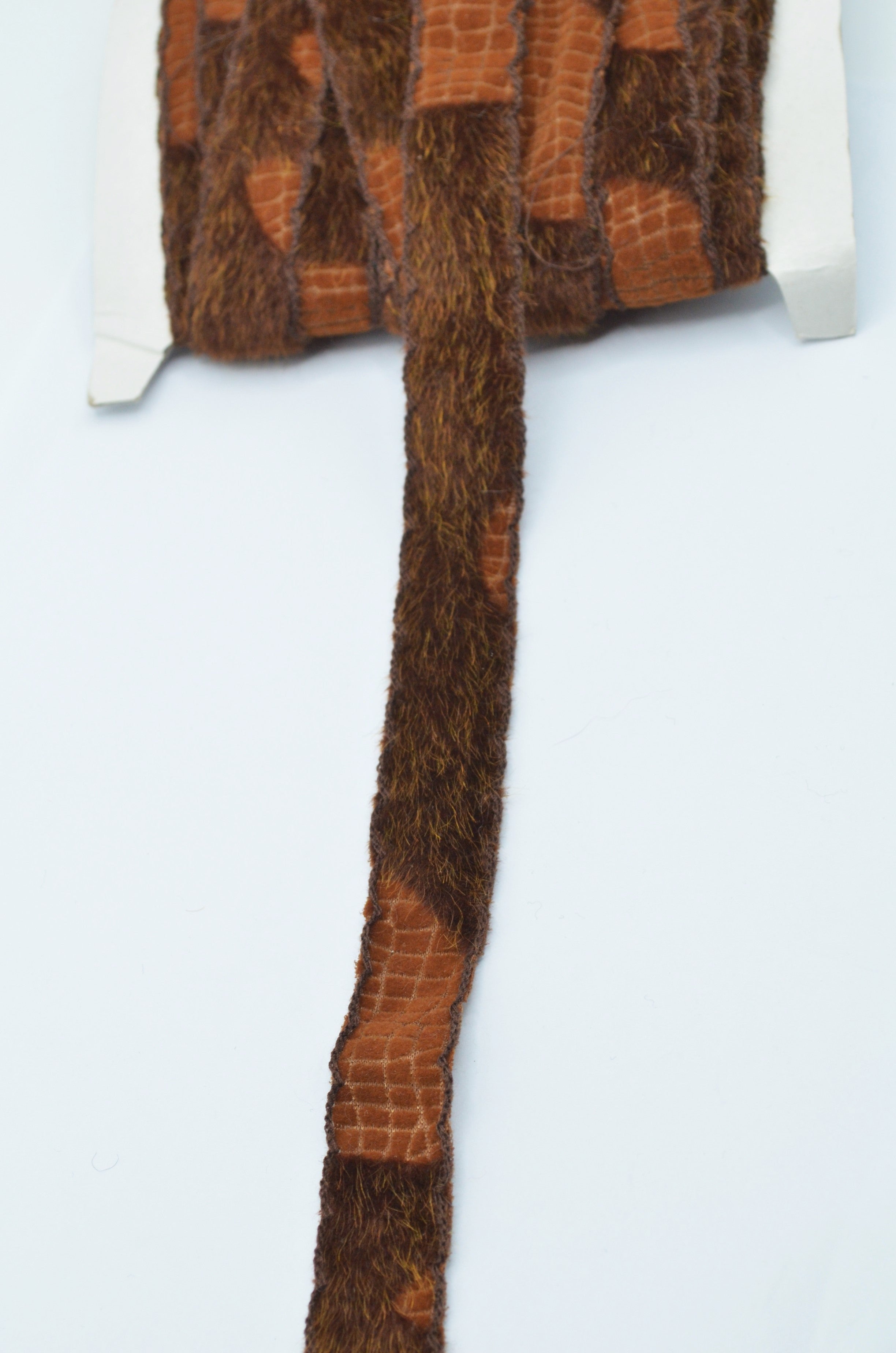 Pasmanterie Cu Blana Artificiala Maro  2cm Latime