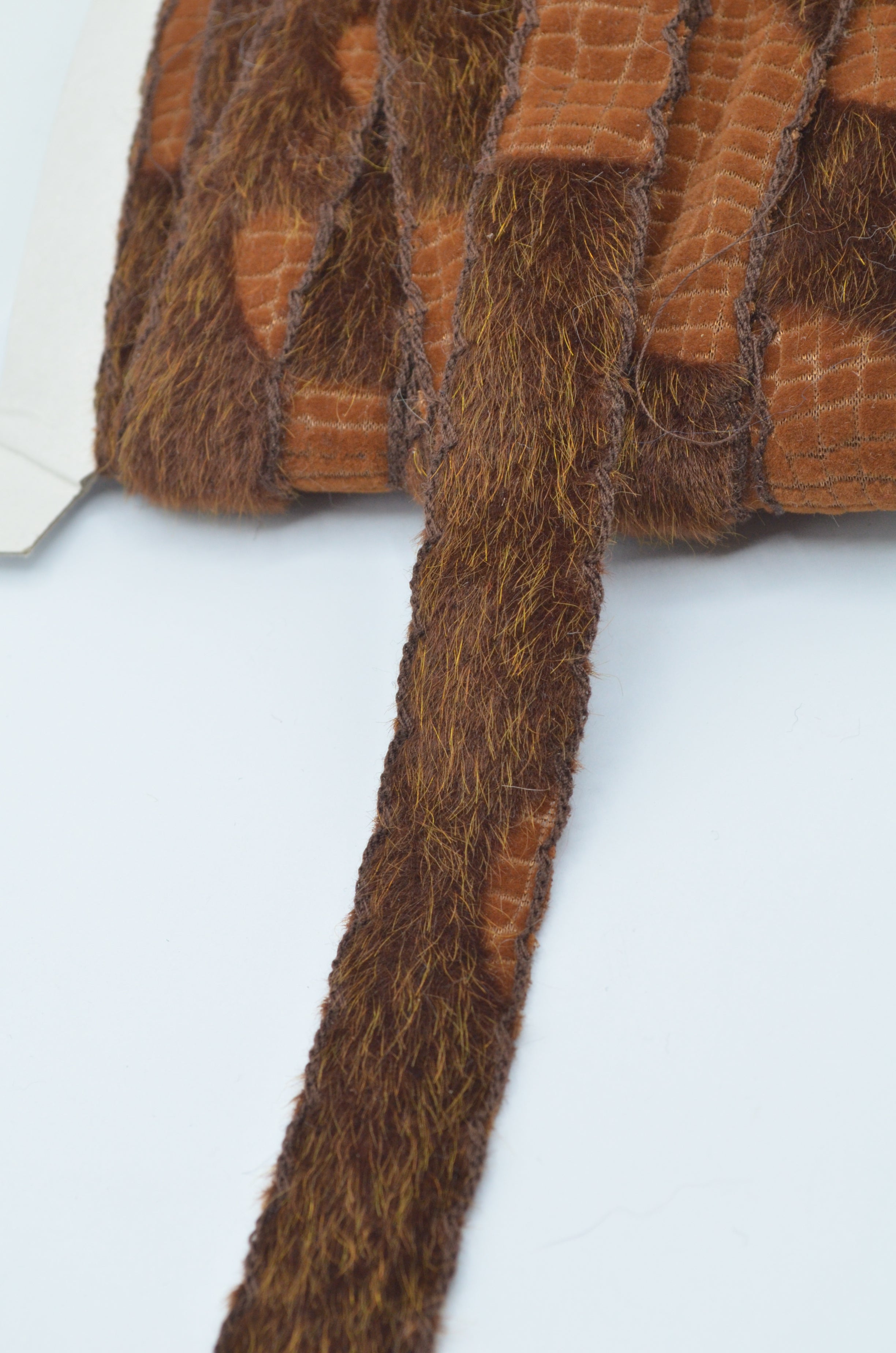 Pasmanterie Cu Blana Artificiala Maro  2cm Latime