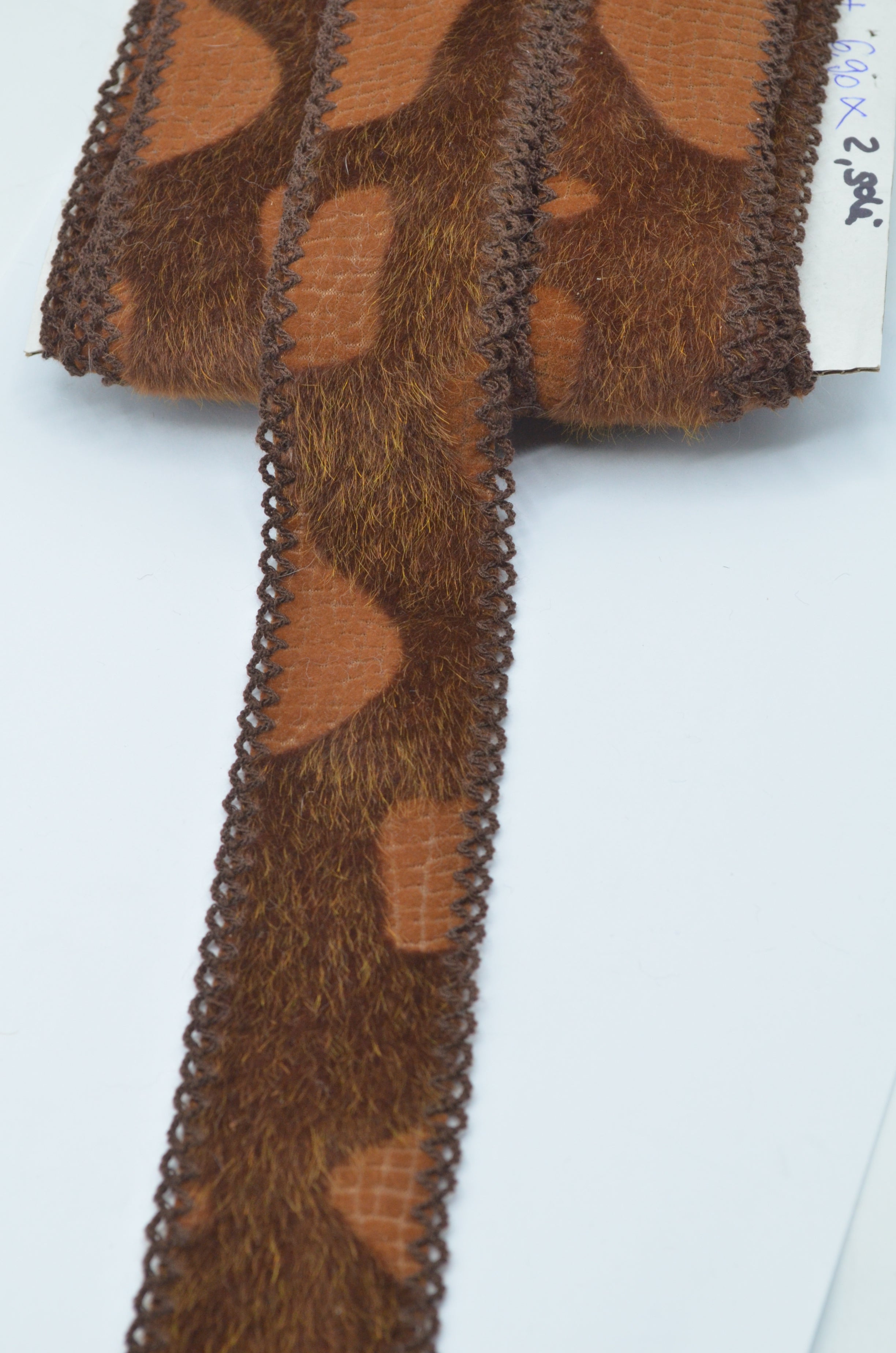 Pasmanterie Cu Blana Artificiala Maro  4.50cm Latime