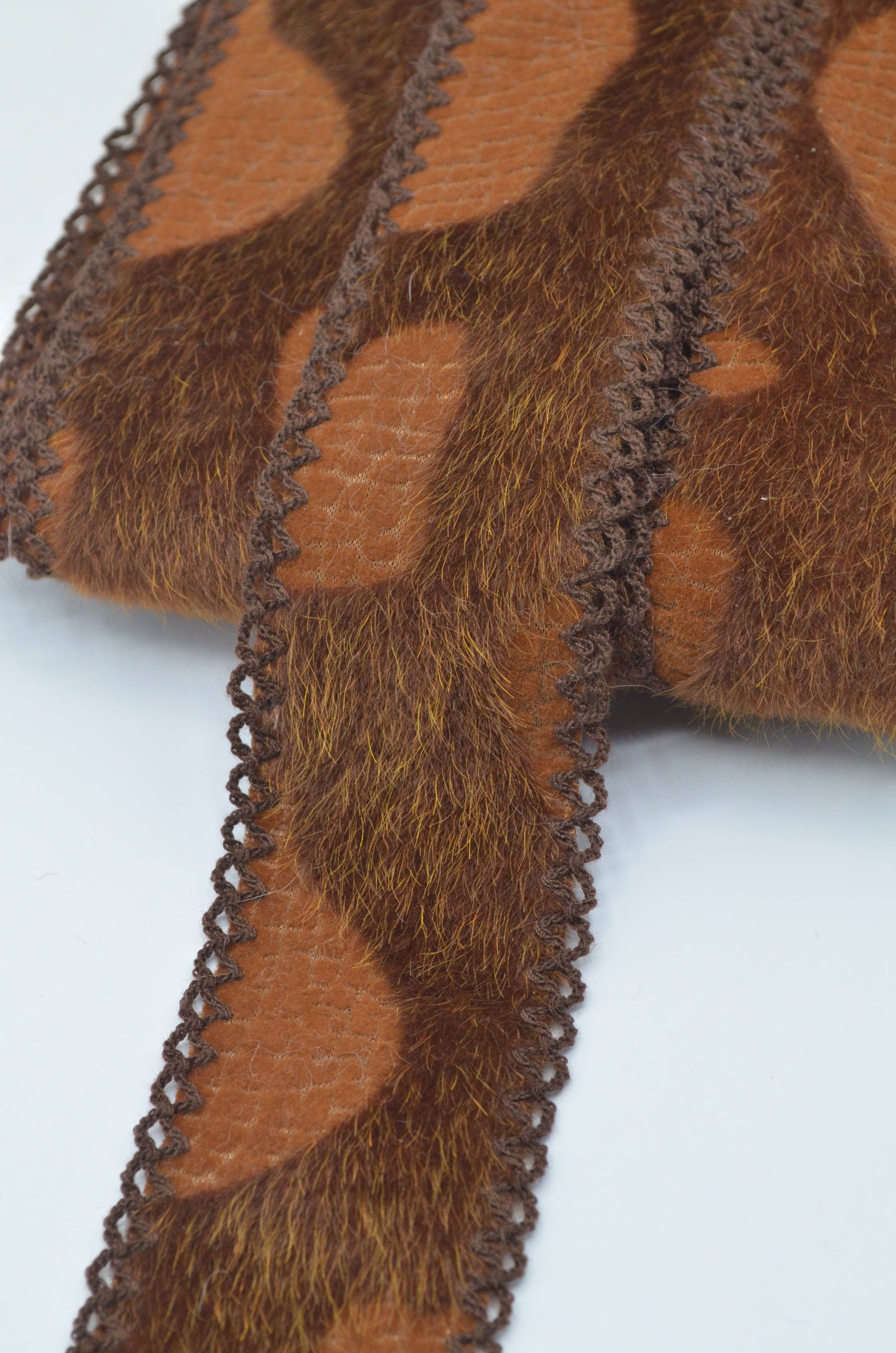 Pasmanterie Cu Blana Artificiala Maro  4.50cm Latime