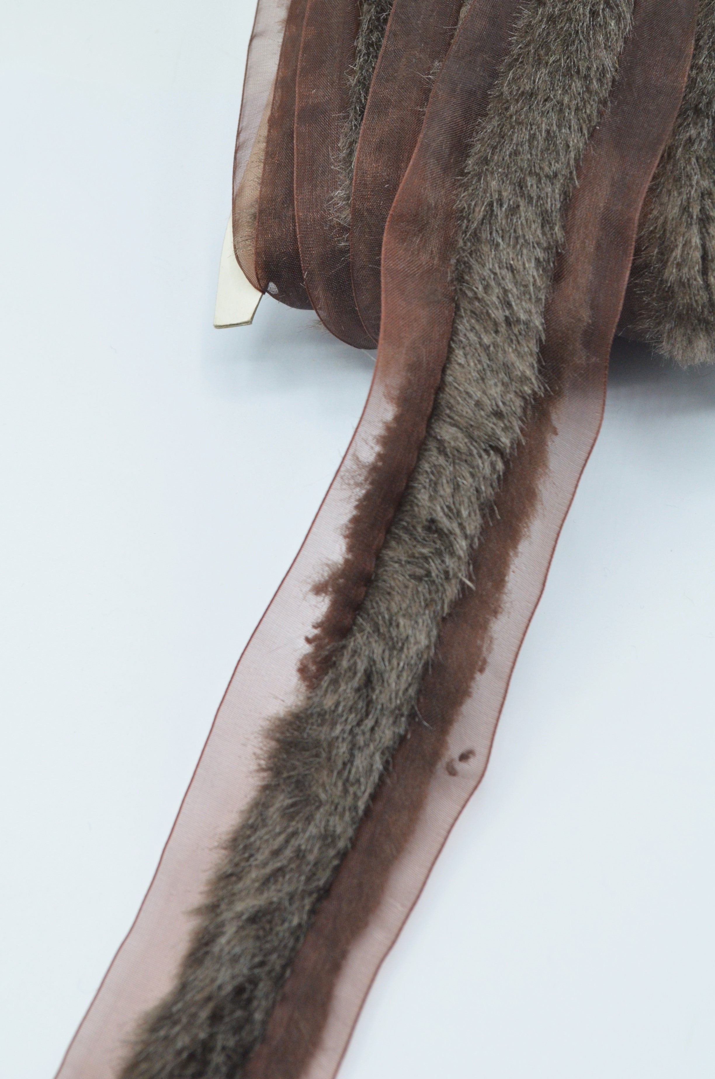 Pasmanterie Din Organza Cu Blana Artificiala Maro  5cm Latime