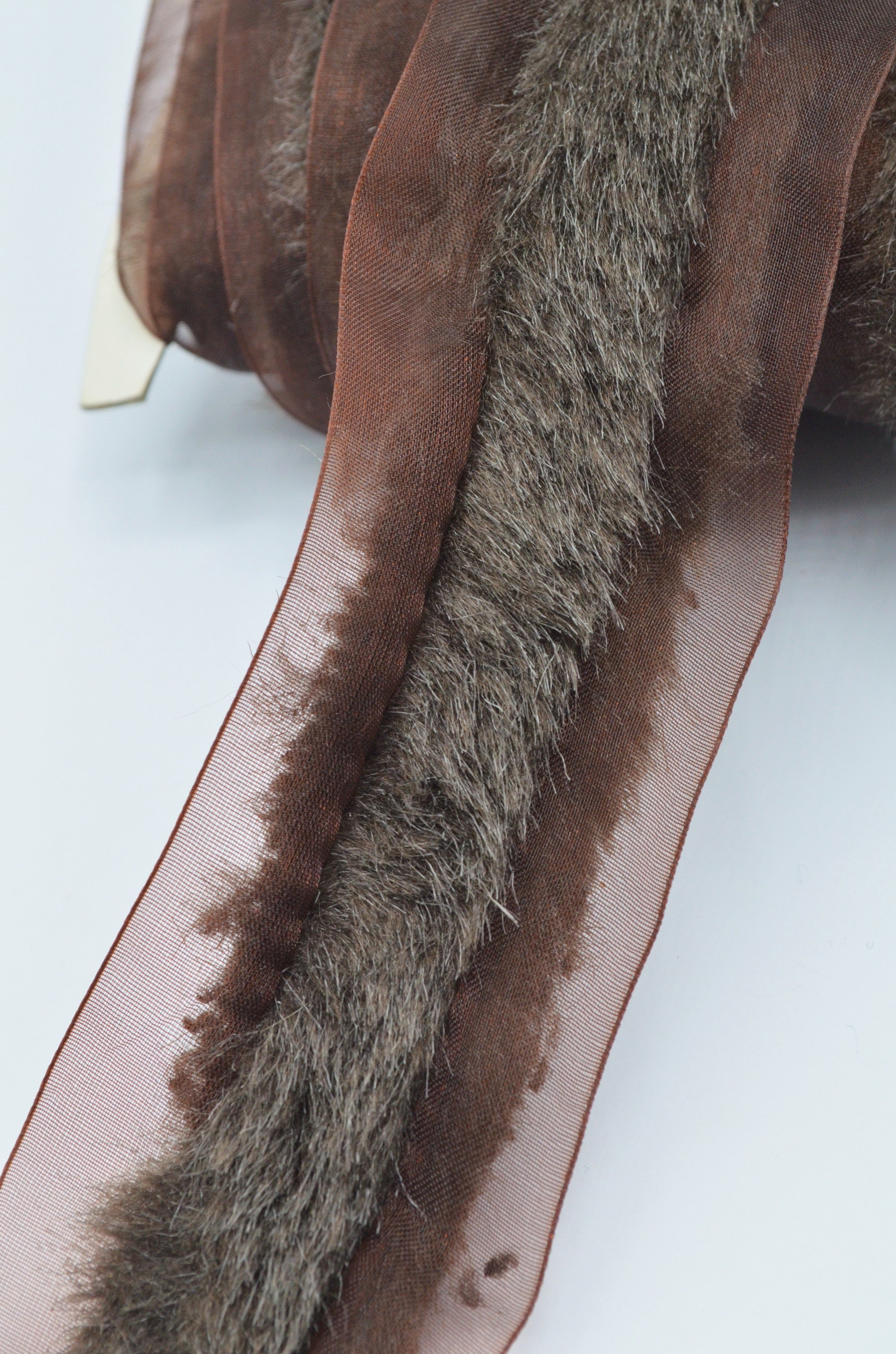 Pasmanterie Din Organza Cu Blana Artificiala Maro  5cm Latime