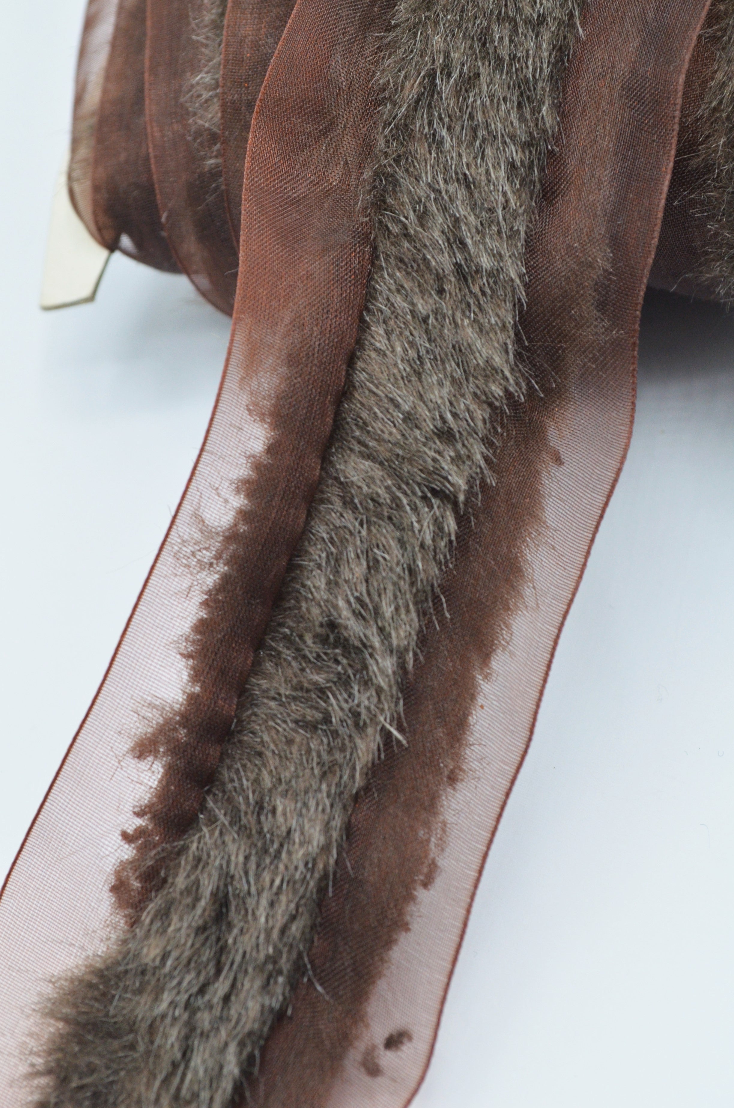 Pasmanterie Din Organza Cu Blana Artificiala Maro  5cm Latime