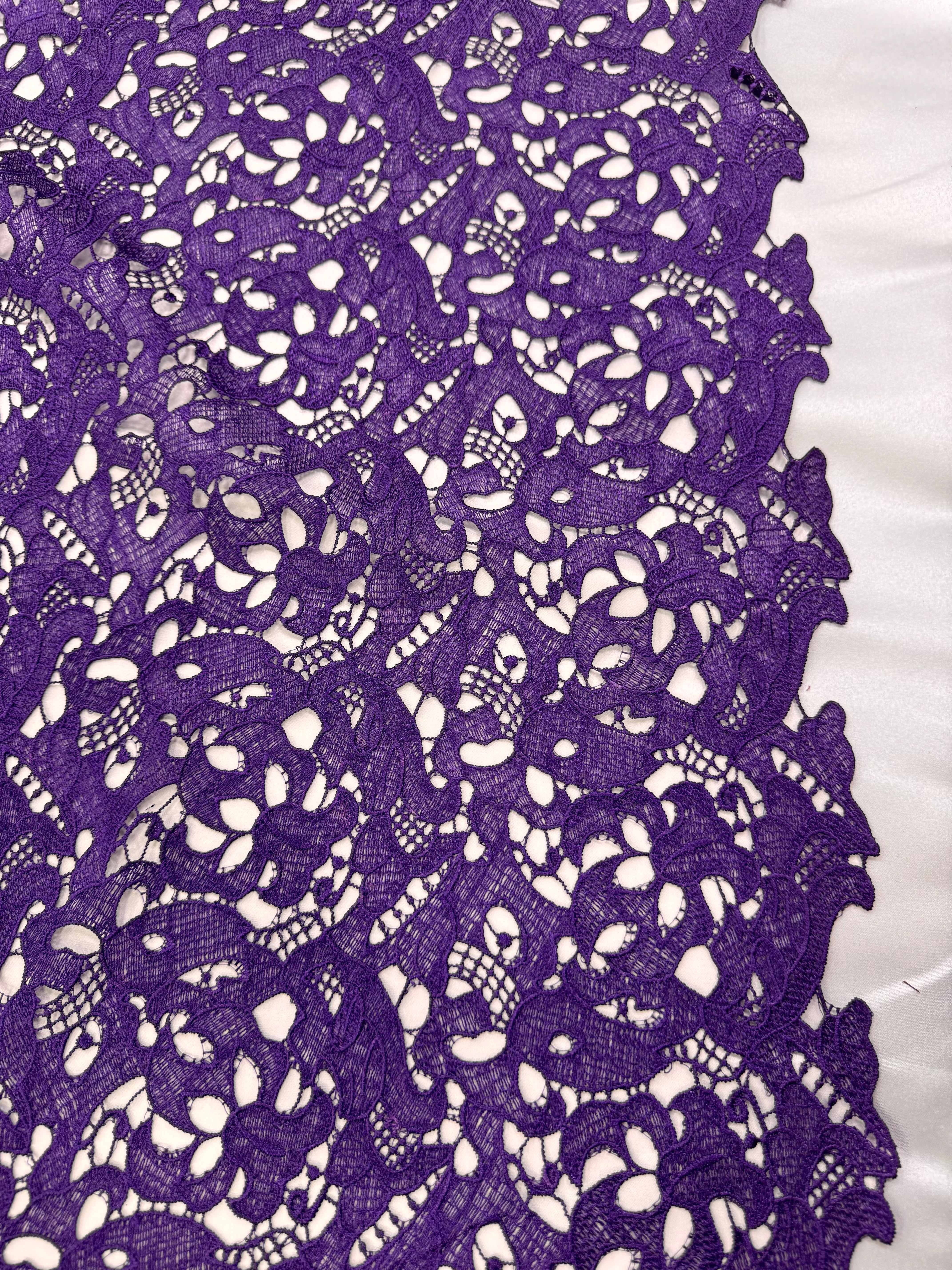 Broderie Sparta, Mov