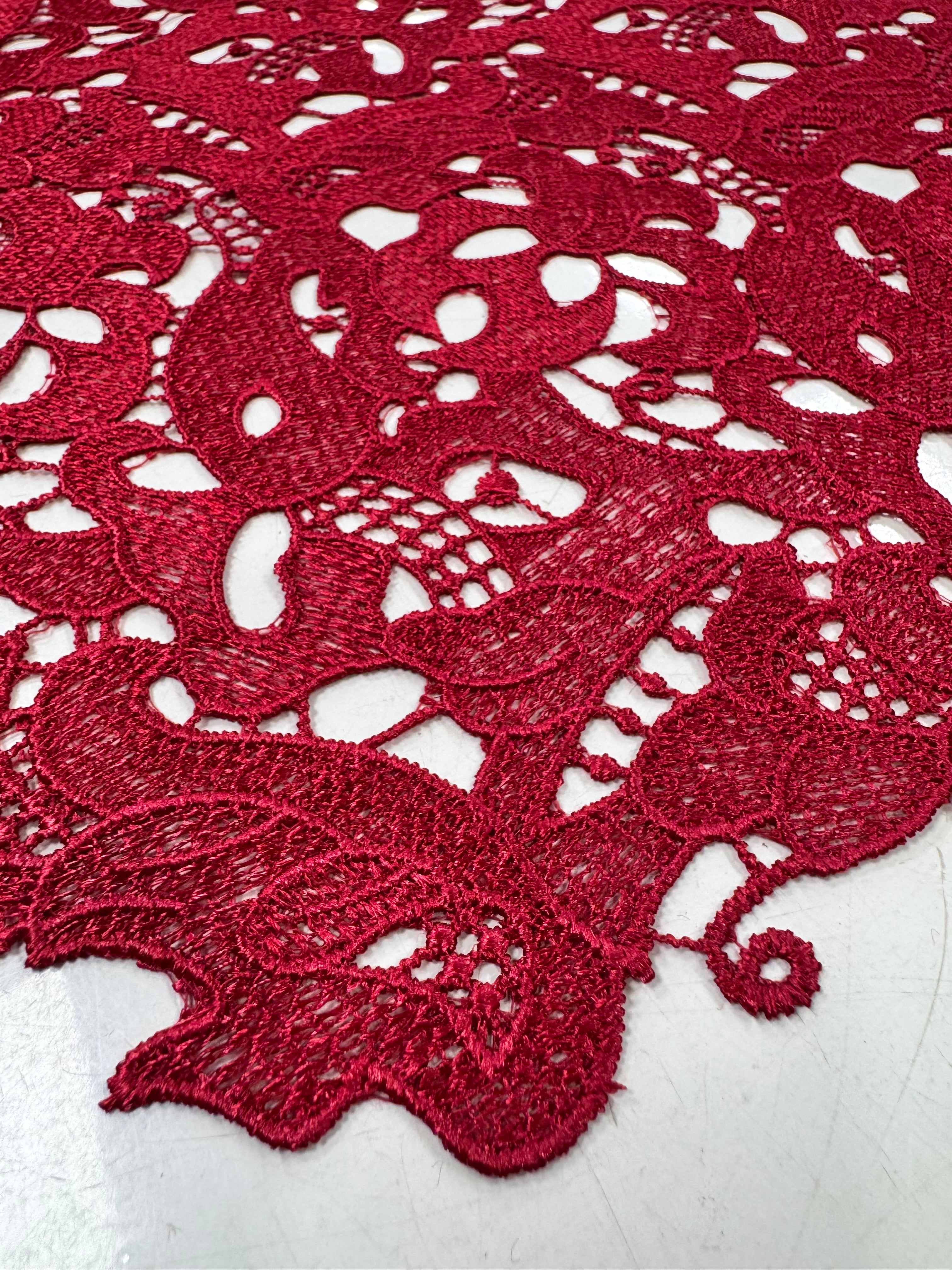 Broderie Sparta, Rosu inchis