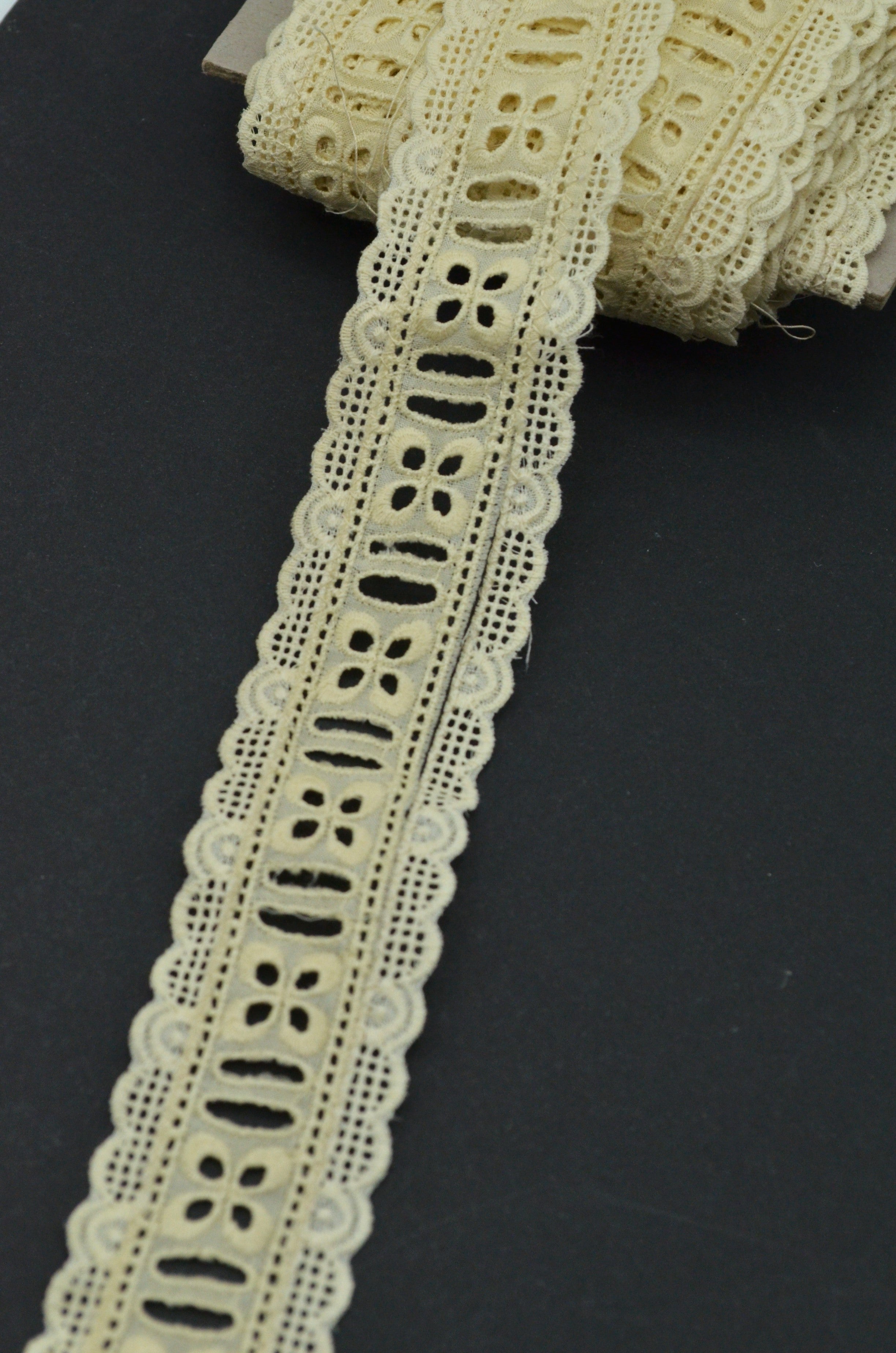 Dantela de bumbac, 33mm, Crem