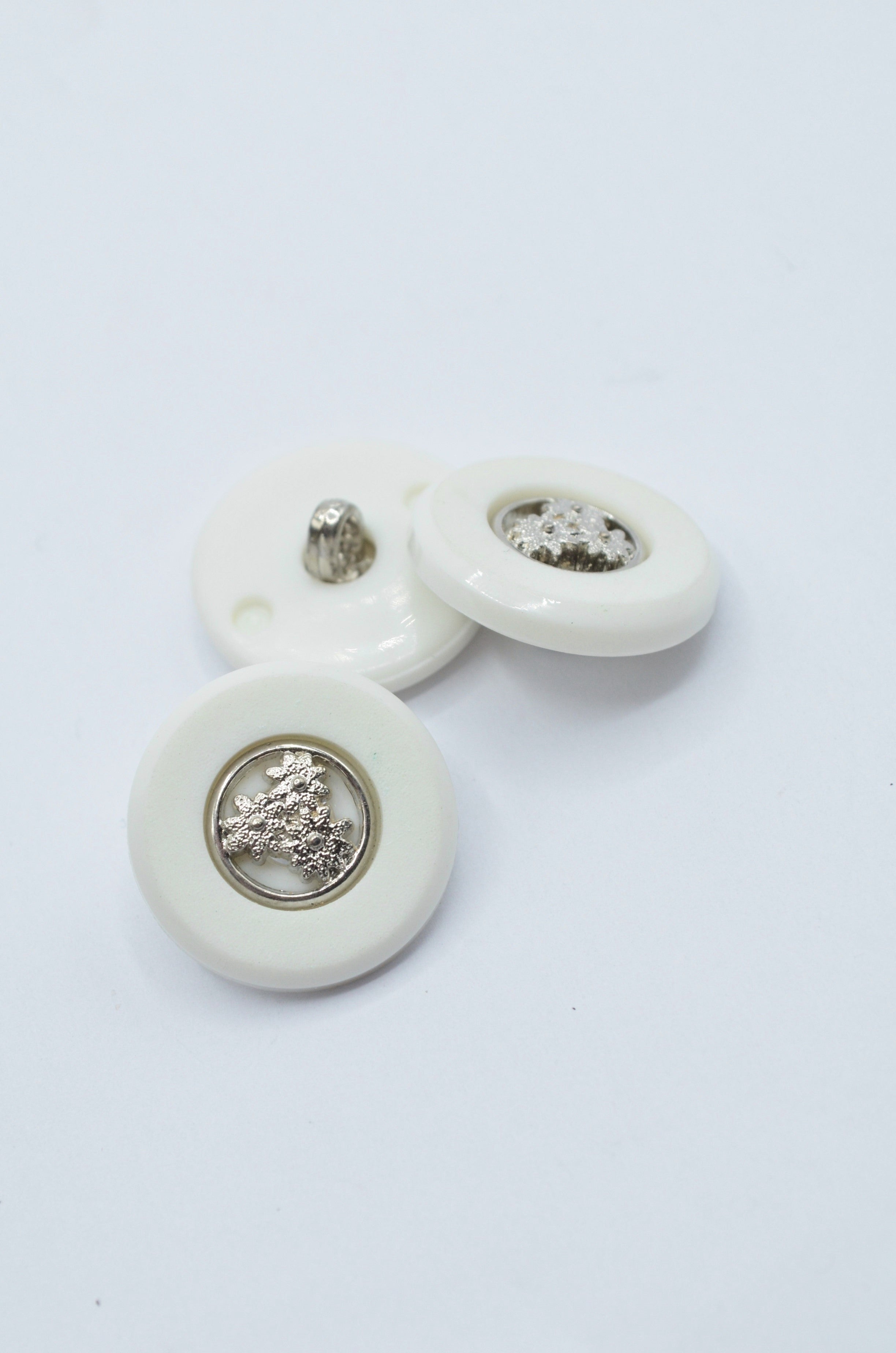 Nasturi De Plastic Alb Cu Argintiu, 21mm