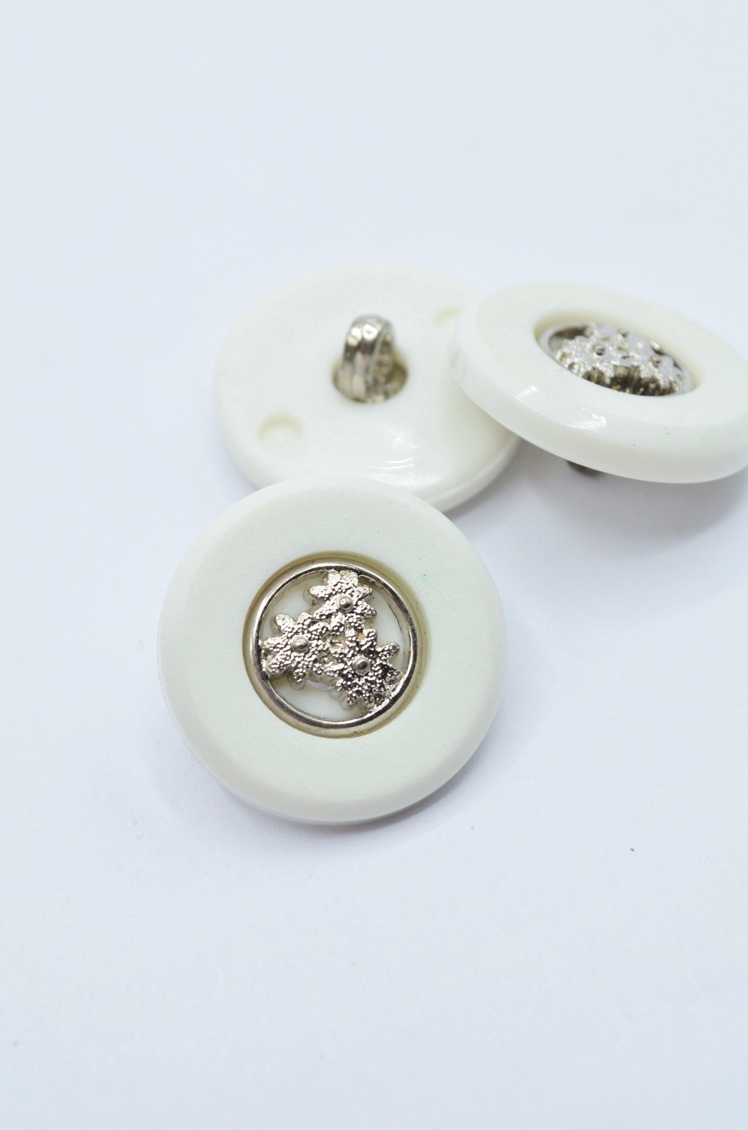 Nasturi De Plastic Alb Cu Argintiu, 21mm