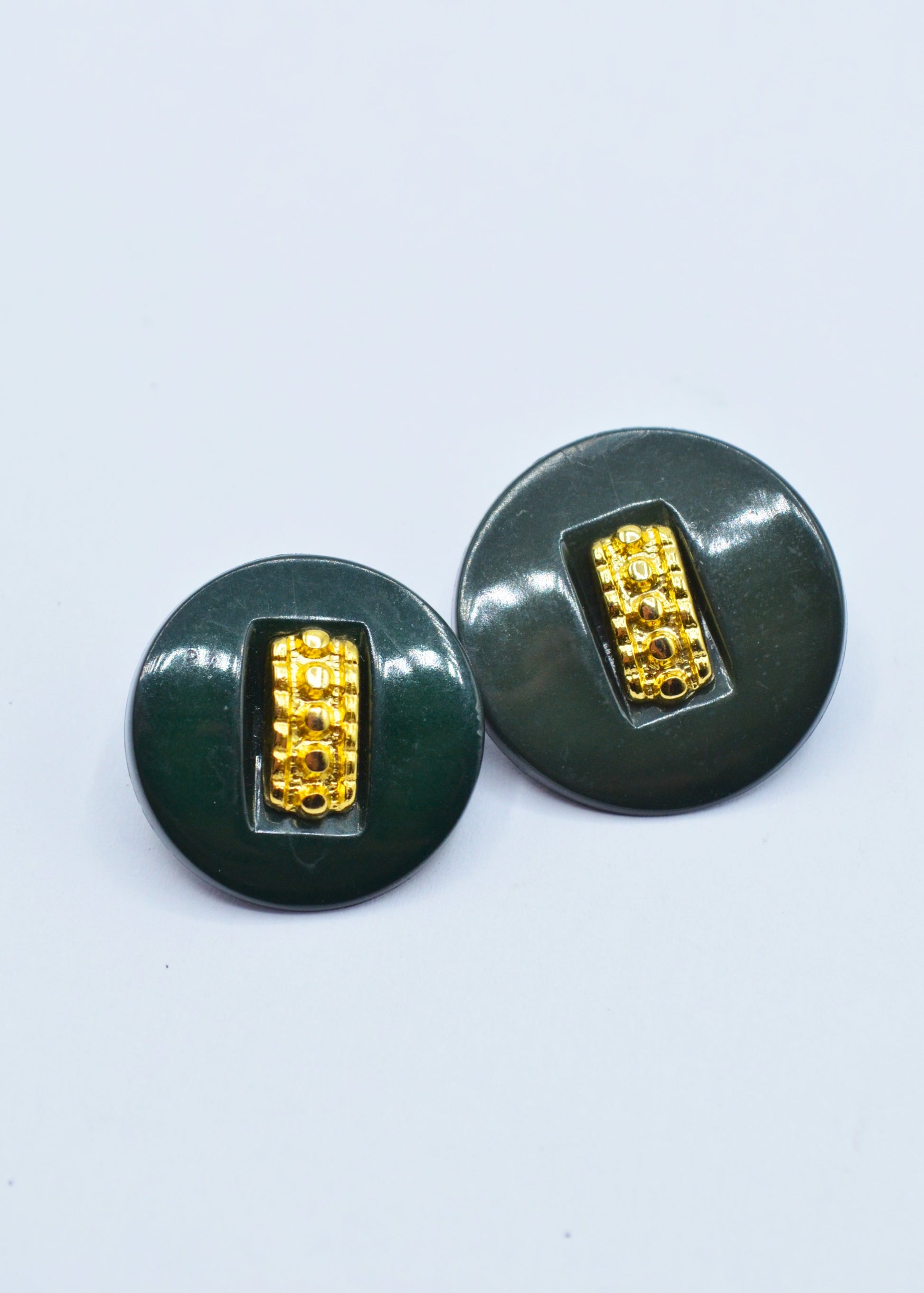 Nasturi De Plastic Verde Inchis Cu Auriu, 23mm