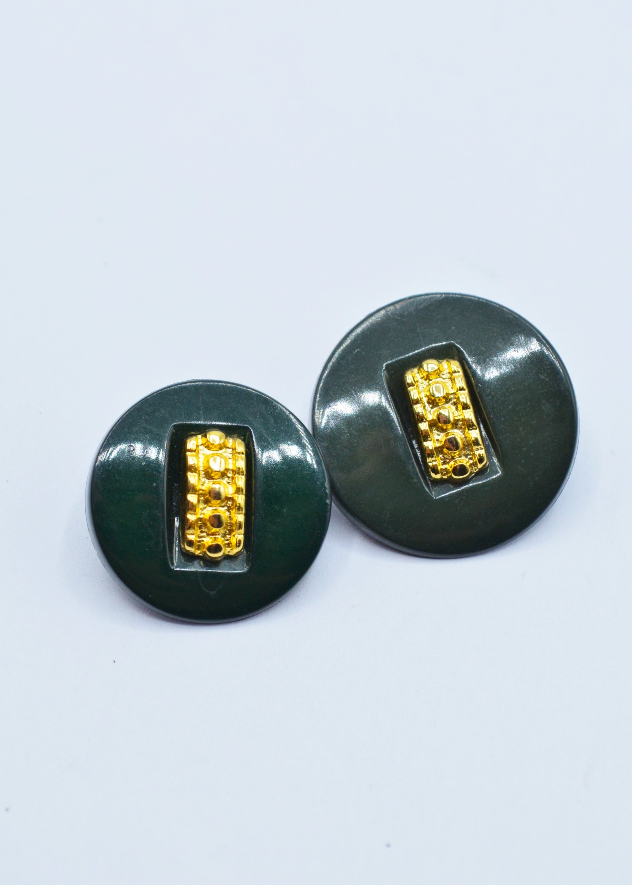 Nasturi De Plastic Verde Inchis Cu Auriu, 23mm