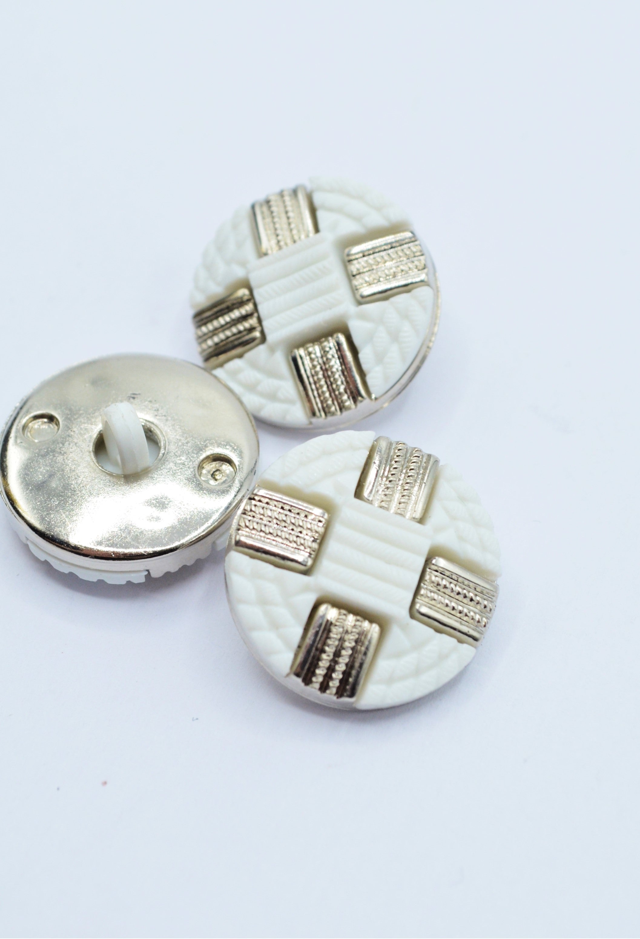 Nasturi De Plastic Alb Cu Argintiu, 21mm