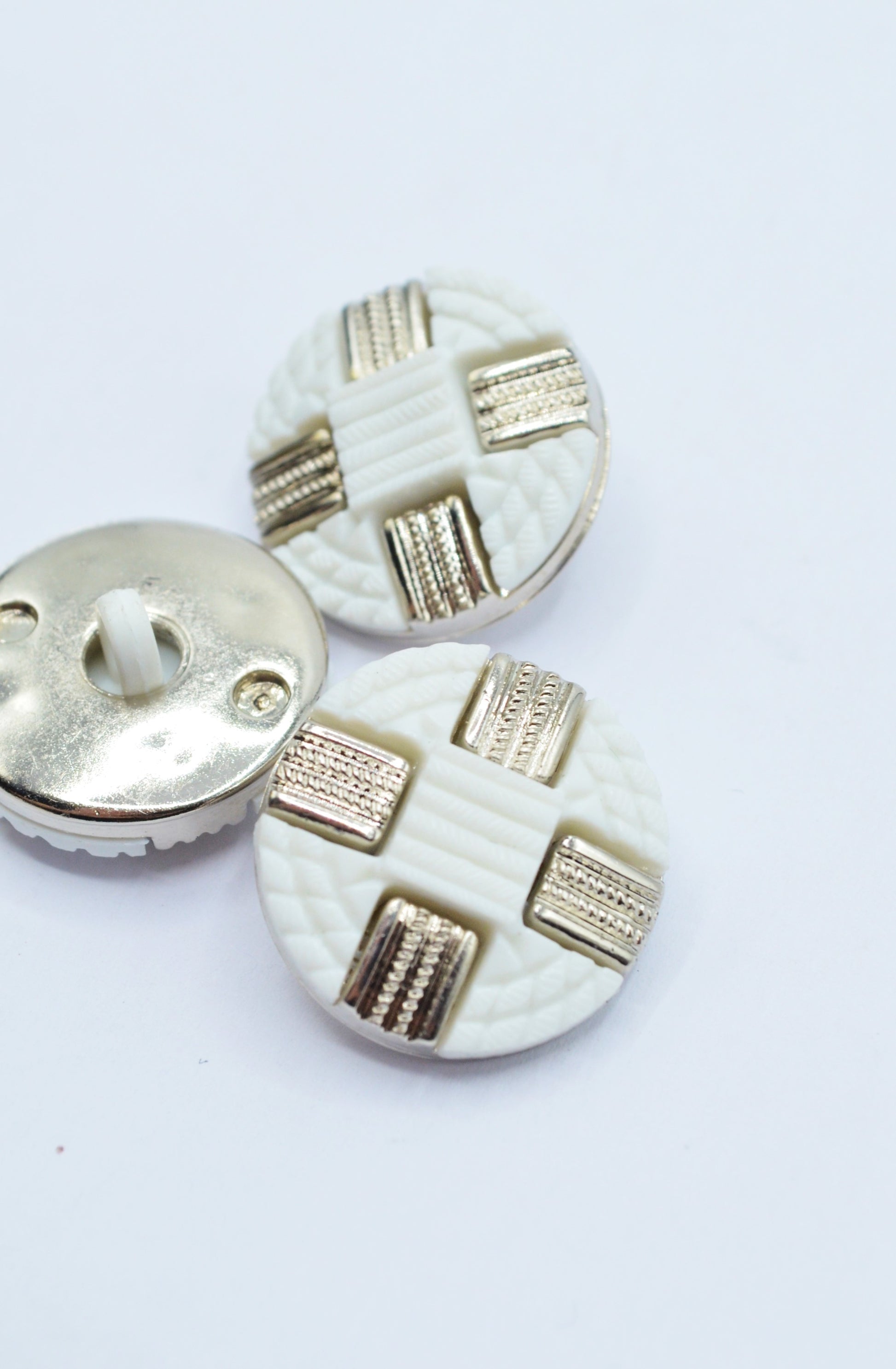Nasturi De Plastic Alb Cu Argintiu, 21mm