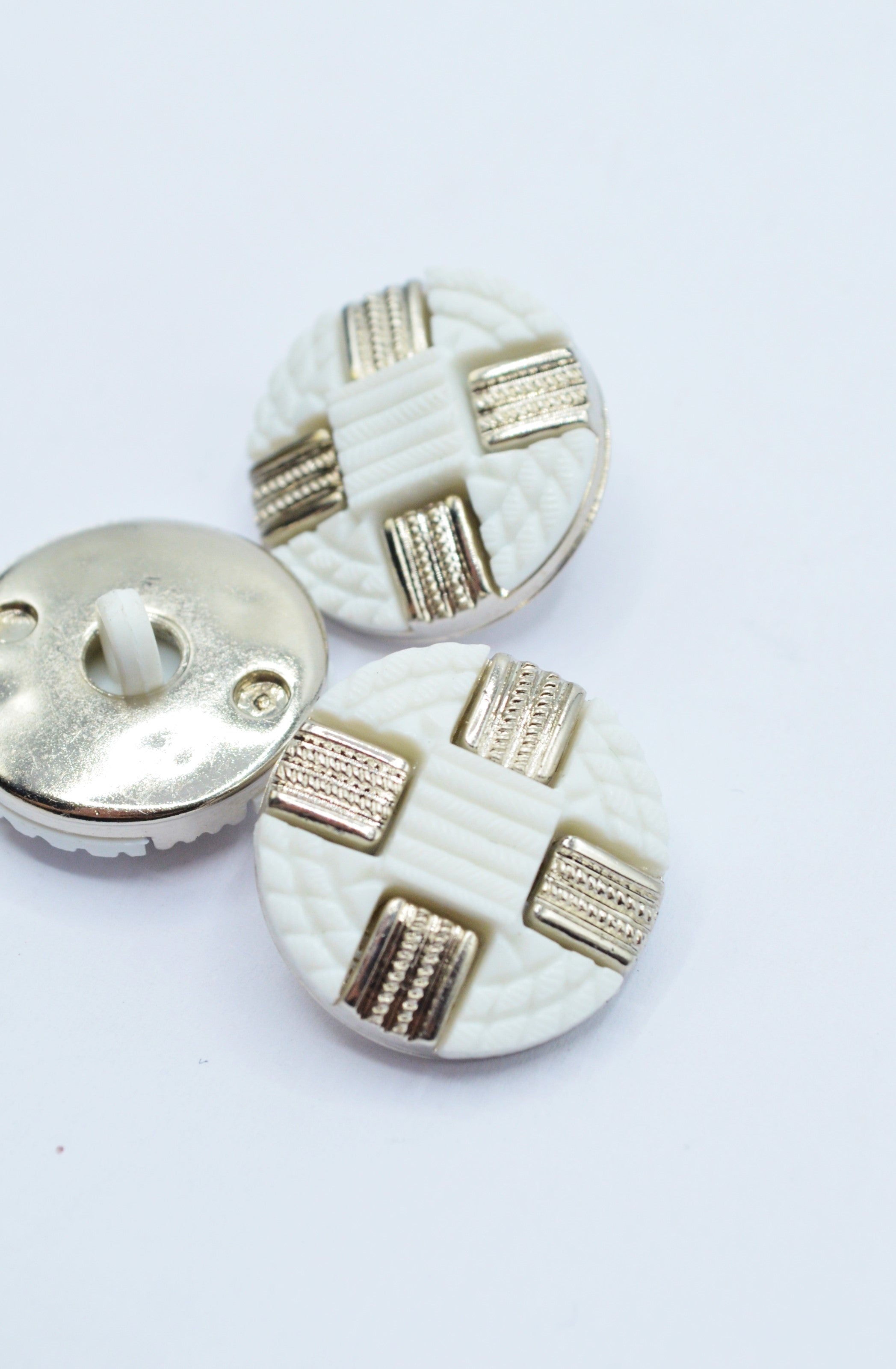 Nasturi De Plastic Alb Cu Argintiu, 21mm