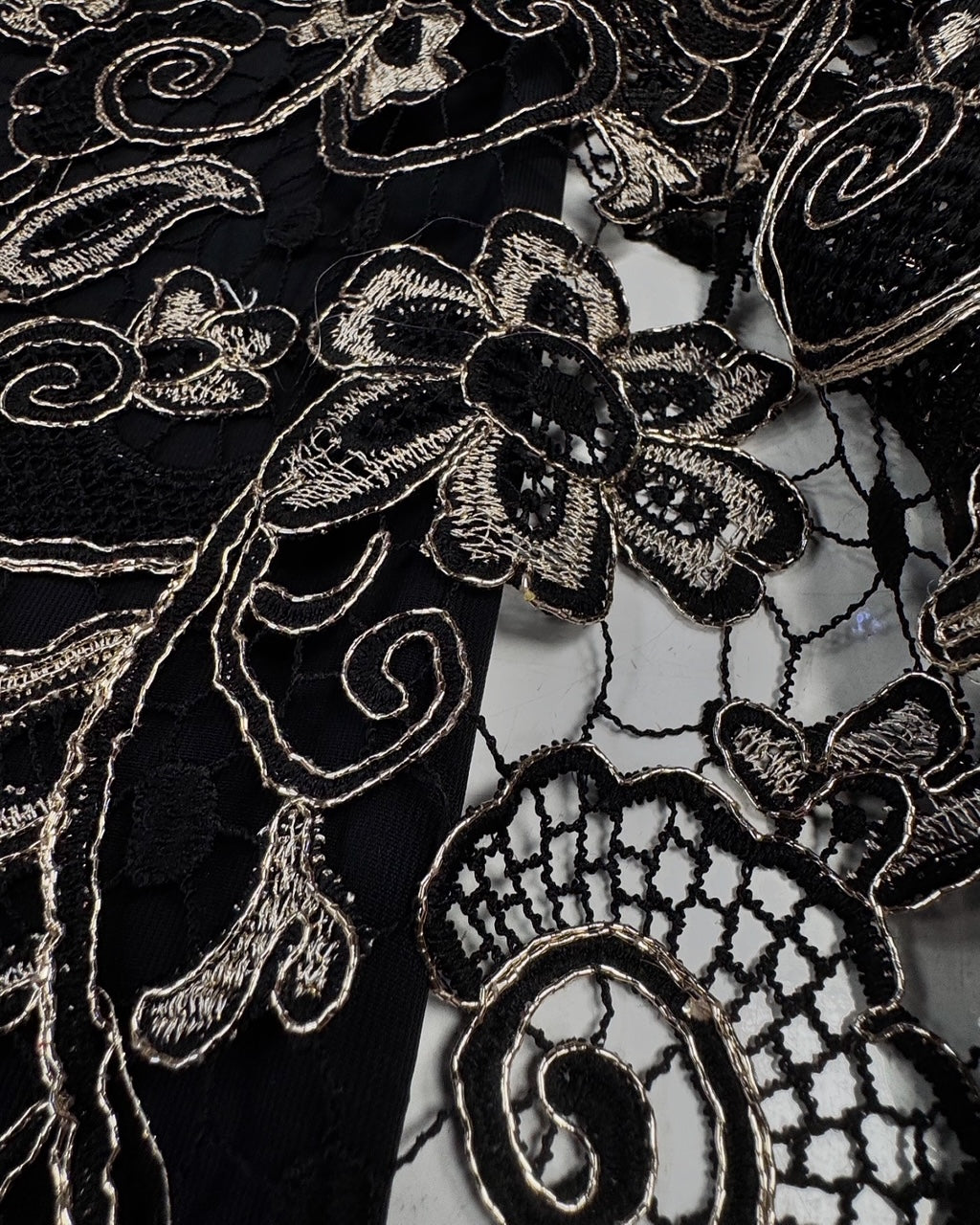 Broderie Sparta Negru Cu Auriu