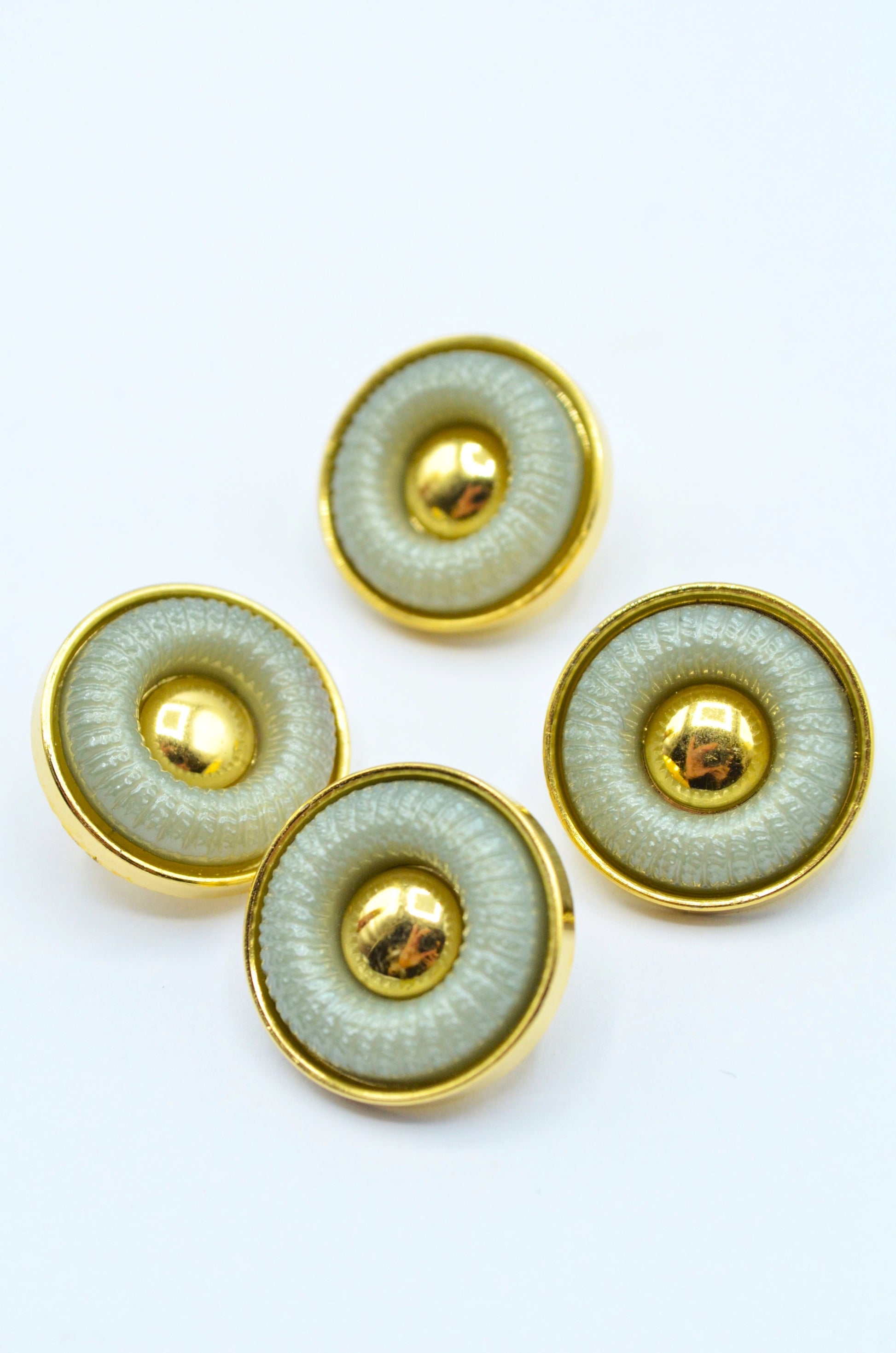 Nasturi De Plastic Vernil Cu Auriu 18mm