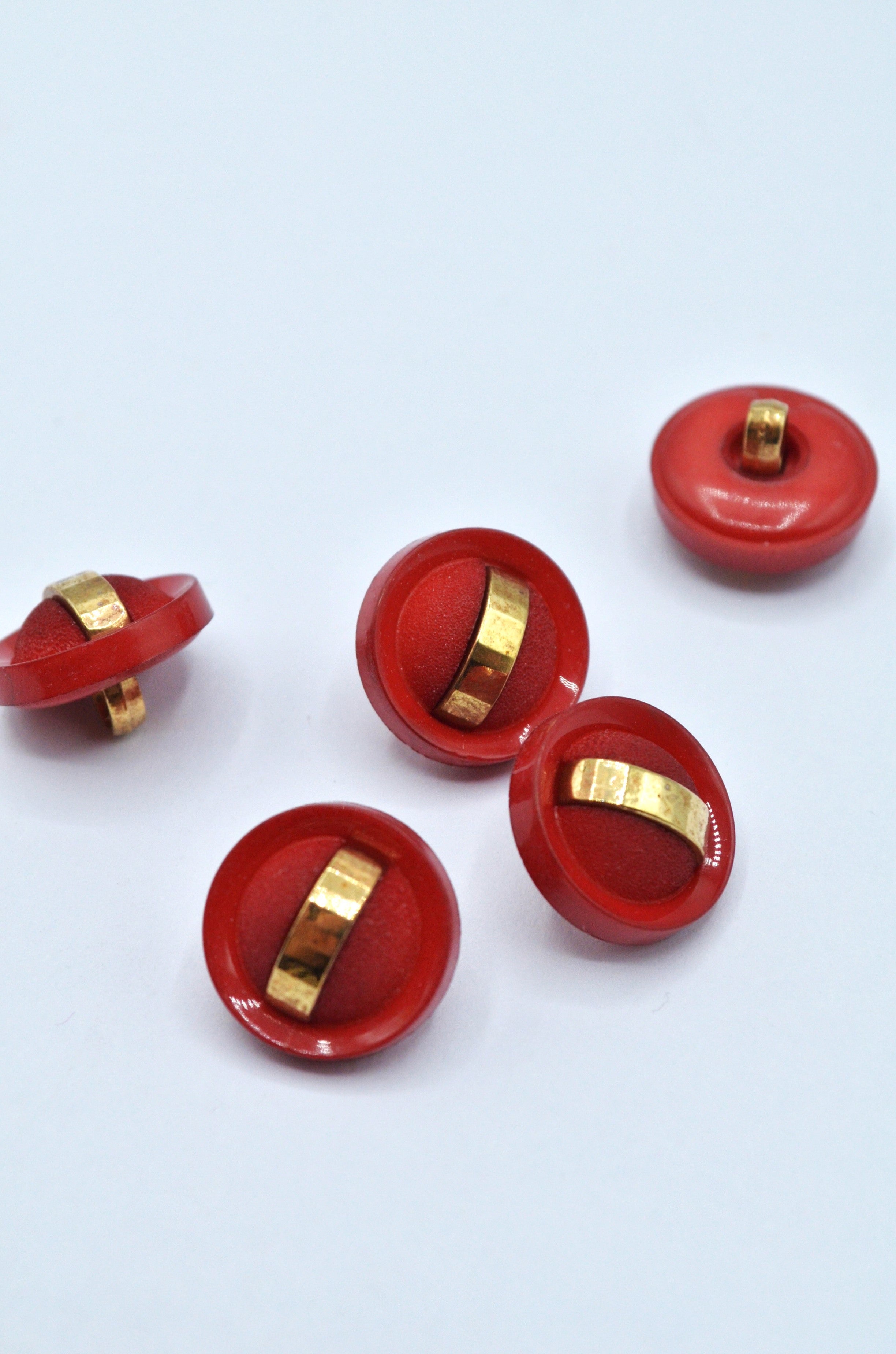 Nasturi De Plastic Rosu Cu Auriu 15mm