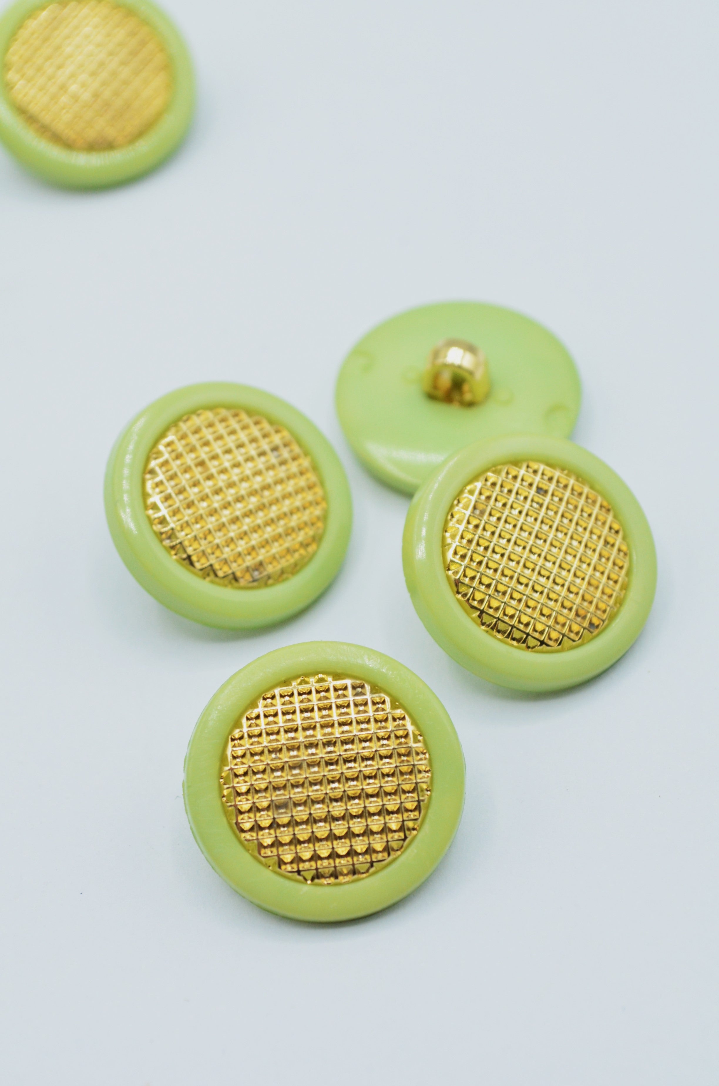 Nasturi De Plastic Verde Cu Auriu 20mm