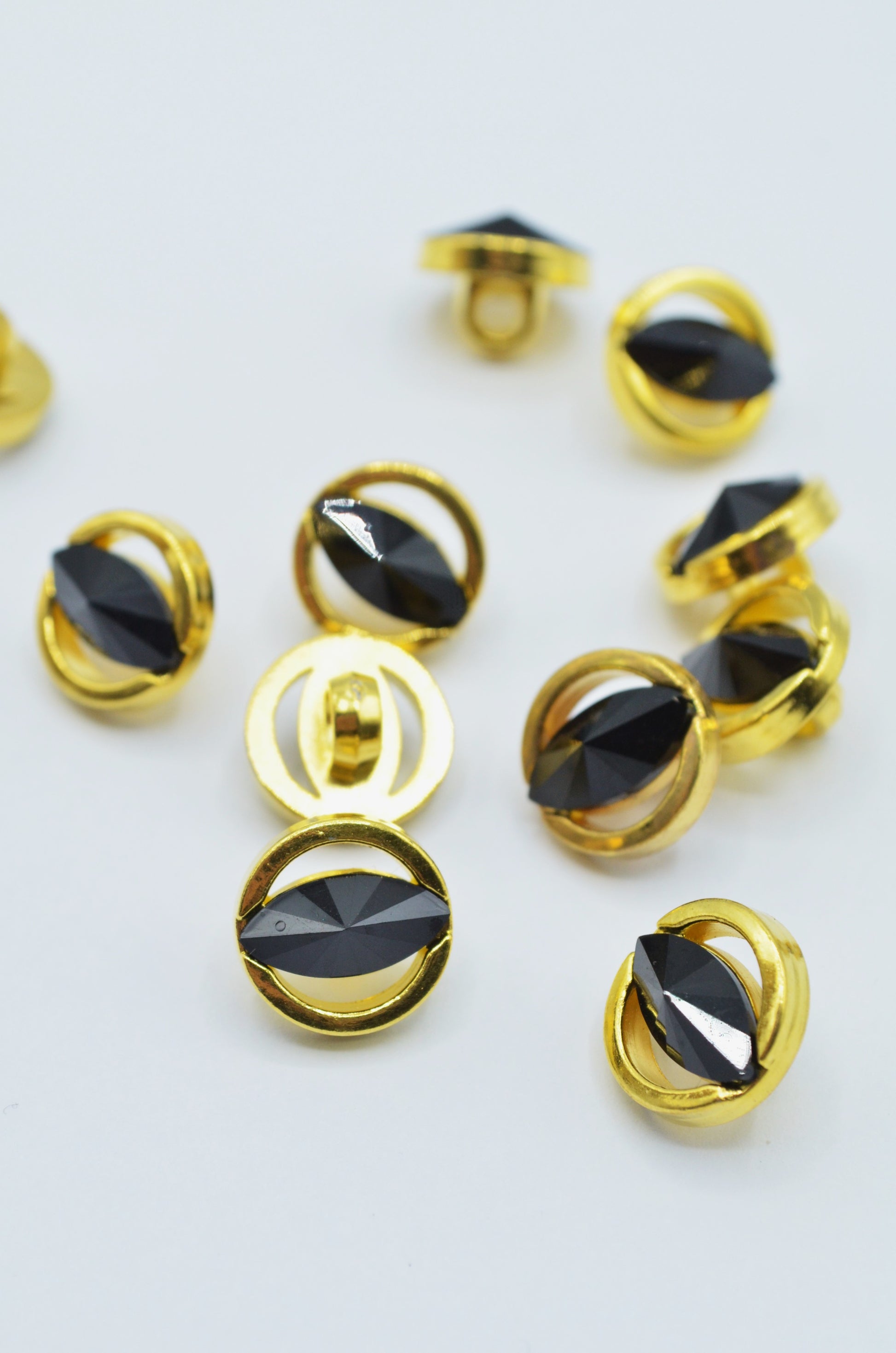 Nasturi De Plastic Cu Negru Si Auriu 12mm