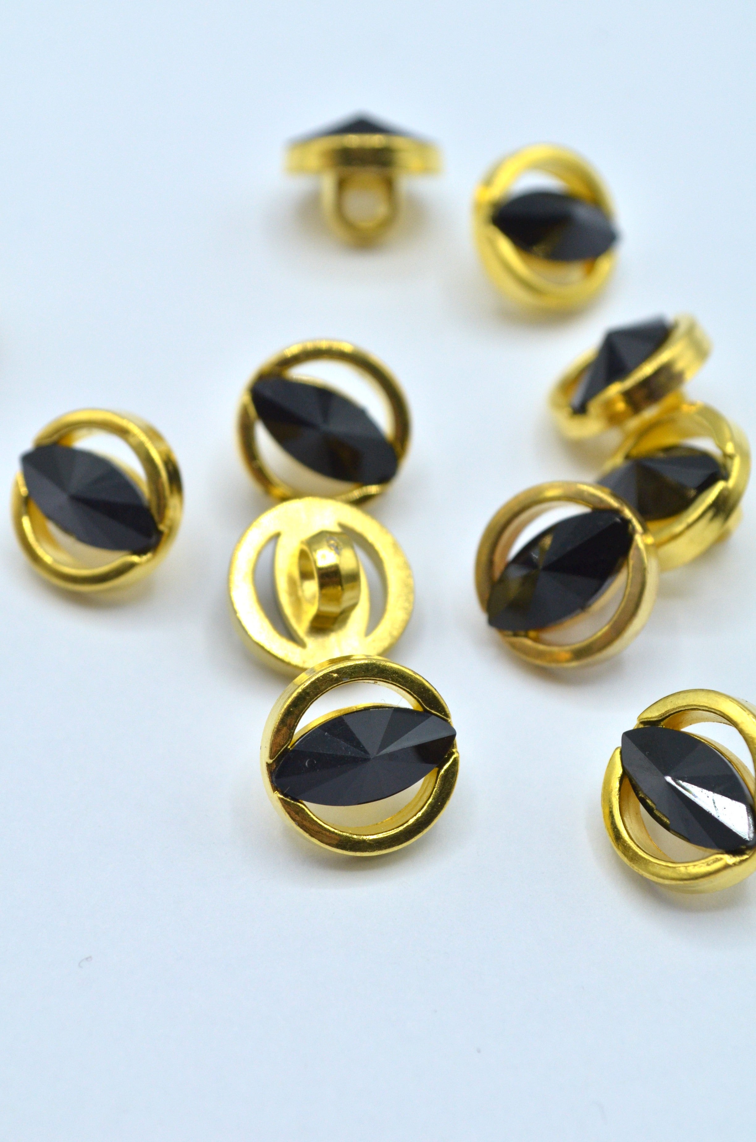 Nasturi De Plastic Cu Negru Si Auriu 12mm