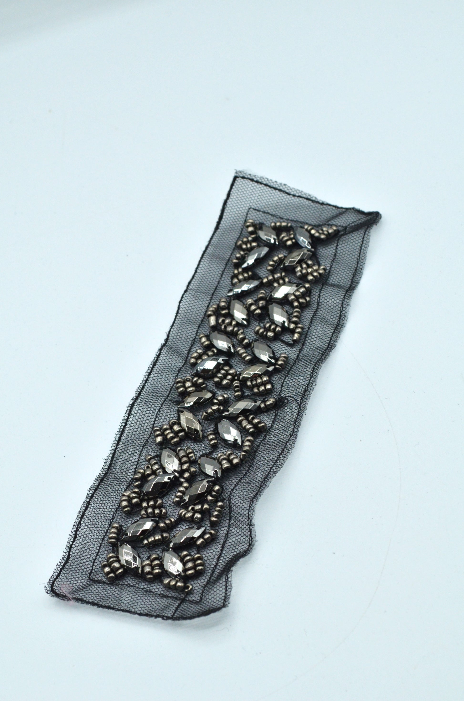 Aplicatie Cu Margele Gri Pe Tull Negru, 17x4cm