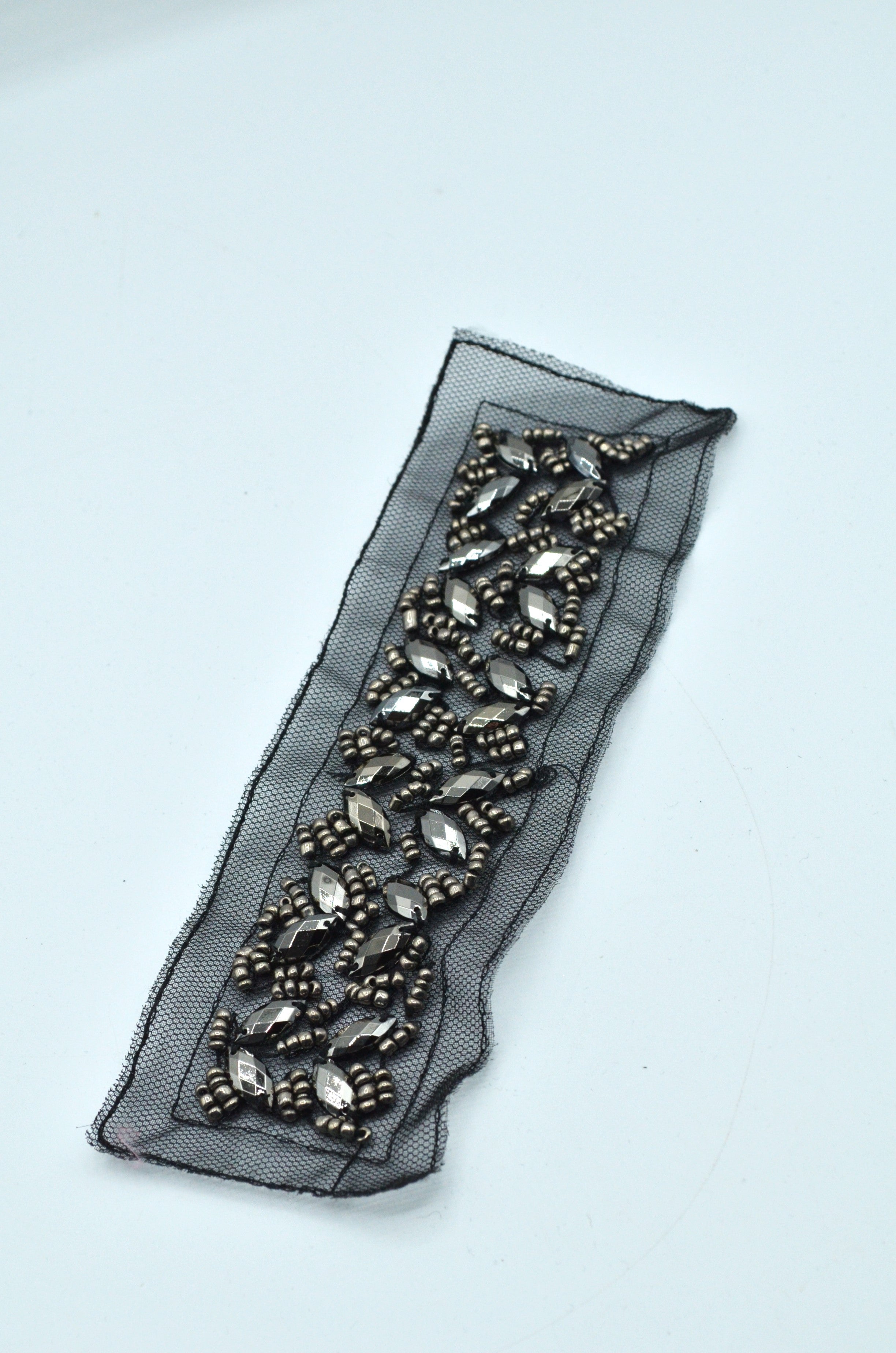 Aplicatie Cu Margele Gri Pe Tull Negru, 17x4cm