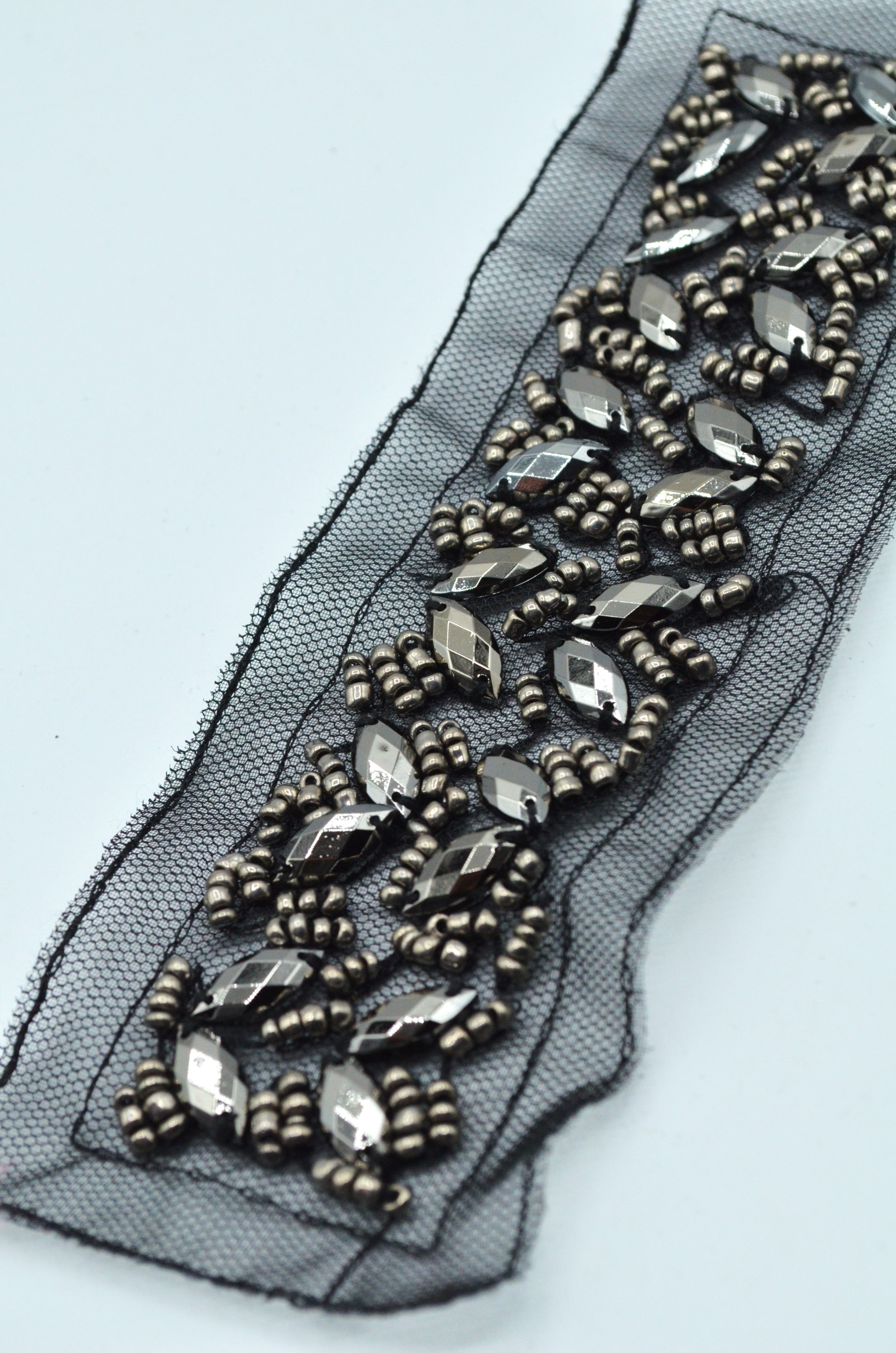 Aplicatie Cu Margele Gri Pe Tull Negru, 17x4cm